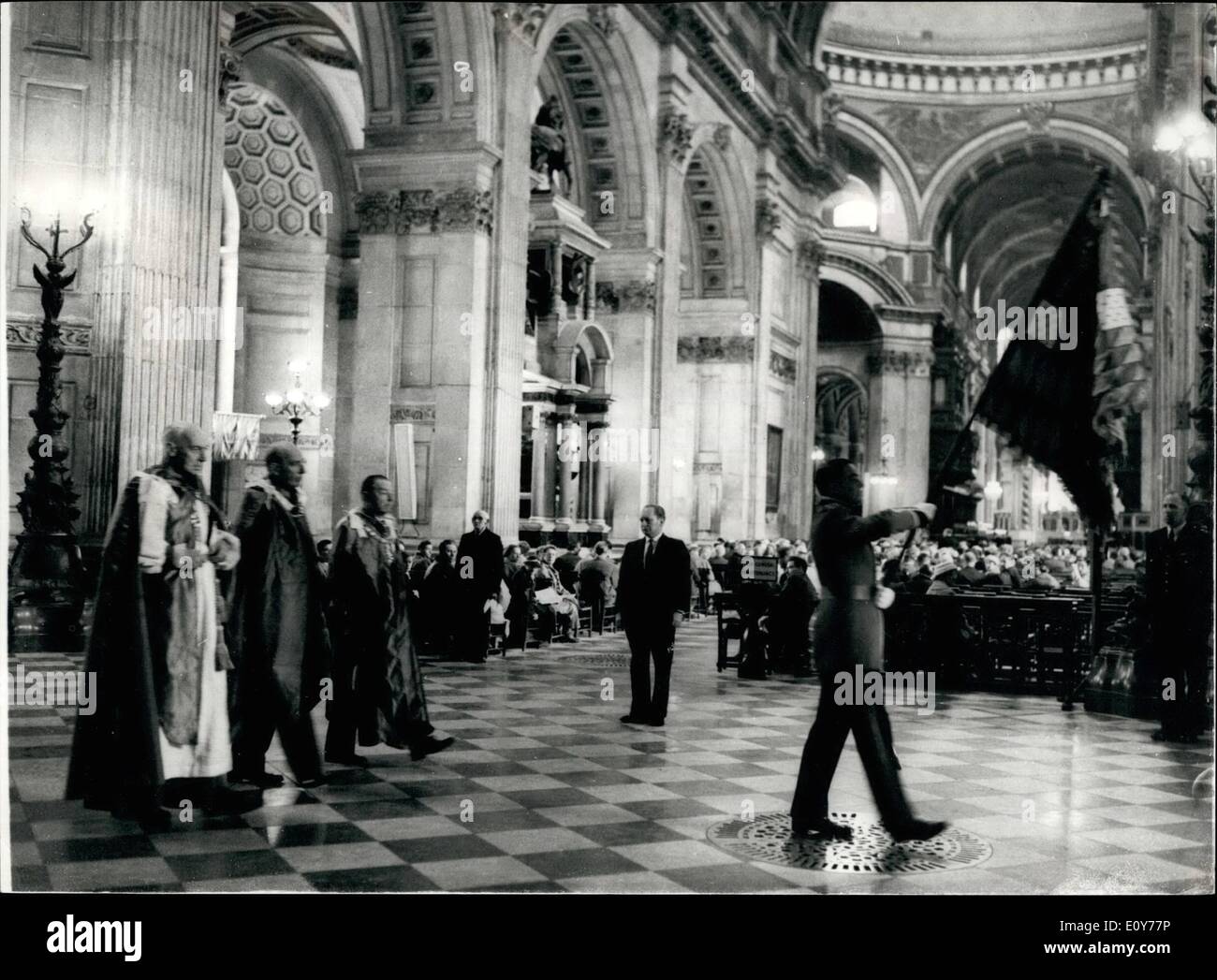 1. Januar 1969 - St.-Georgs Tag Service in St. Pauls Cathedral: die jährliche Service des bedeutendsten Order of St. Michael and St. George - fand heute Morgen an der St. Pauls Kathedrale... Foto zeigt: Der Grand Master Rt Hon der Earl of Halifax (Mitte); Der Prälat RT. Rev. Wilfred Askwith, verließ der Herr Bischof von Gloucester (rechts) mit auf die Kanzler -F/M der Graf Alexander von Tunis fahren Sie mit der Kapelle. Stockfoto