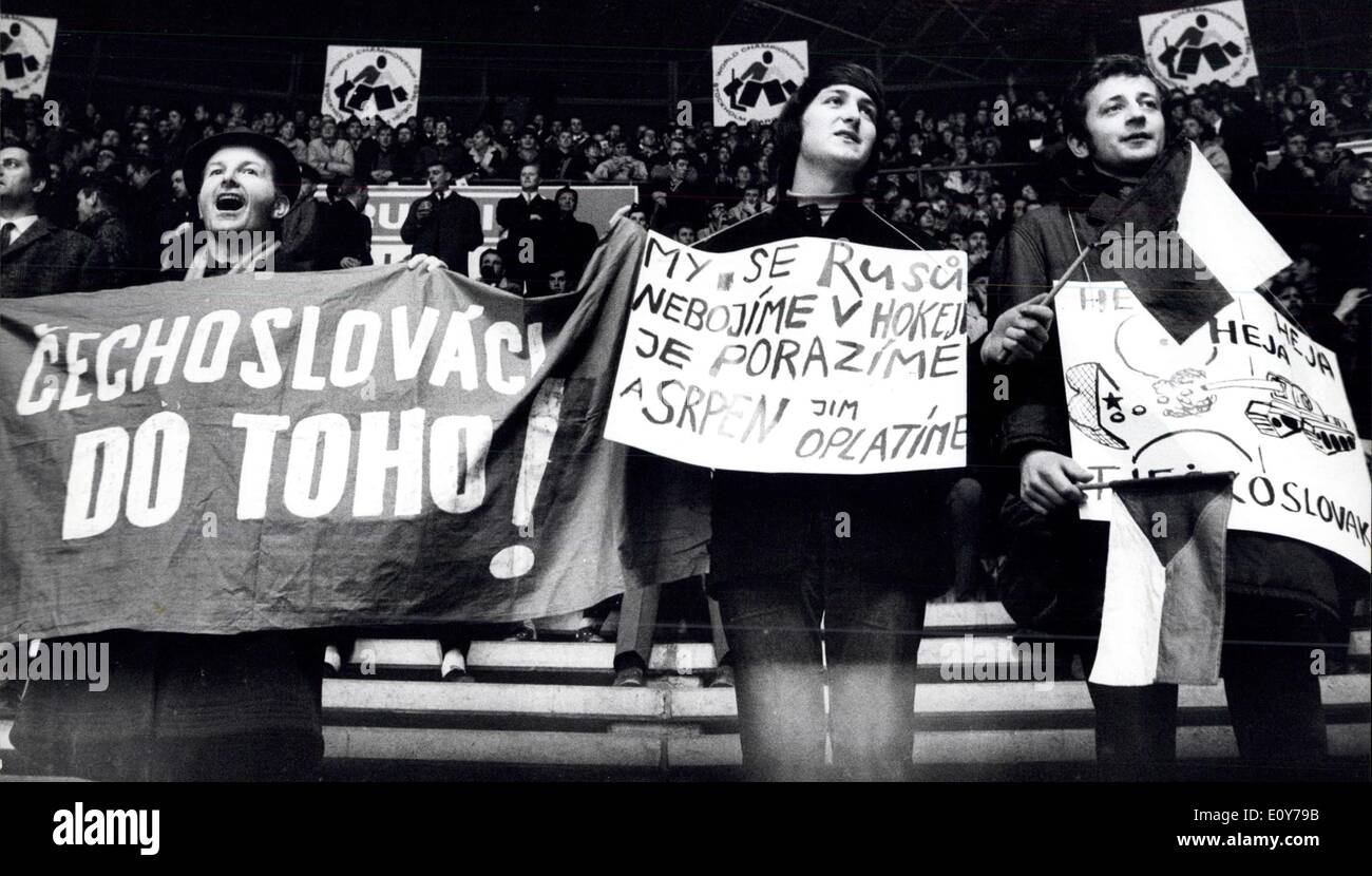 21. März 1969 - Tschechoslowakei-sowjetischen (2: 0) Eishockey? Ganz einfach Spiel, wir waren überrascht, aber wir werden gewinnen, sagt der russische Spieler nach dem Spiel zwischen der Tschechoslowakei und Sowjetunion. Und wir haben sie nicht lange getroffen und wir wussten nicht, dass sie so gut waren. Die tschechischen Spieler sagt: nehmen wir an, dass alle wissen, was es bedeutet für uns, jeder in der Eishalle wusste es und die Tschechen in der Tschechoslowakei wissen es. Es war ein toller Sport-Sieg, aber es bedeutet auch etwas mehr Stockfoto