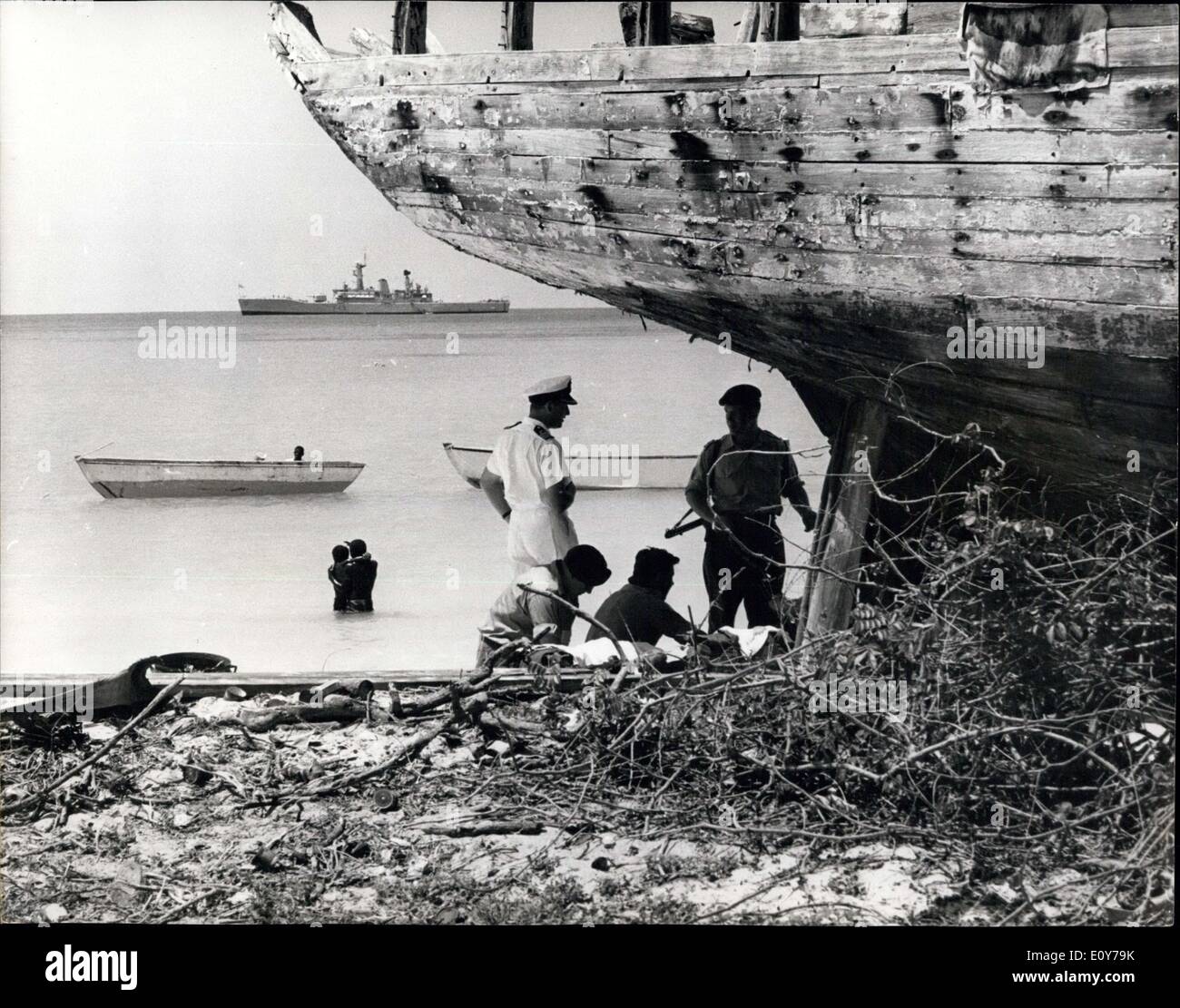 22. März 1969 - Royal Marines suchen Schatten von einem alten Boot auf Anguilla: Foto zeigt Royal Marines bewachen Anglia Strand im Schatten von einem alten Boot suchen, da sie vom Kommandanten D.G. Eremitage, Kommandant der Fregatte Minerva, 2.450-Tonnen liegen vor der Küste kontrolliert wurden. Stockfoto