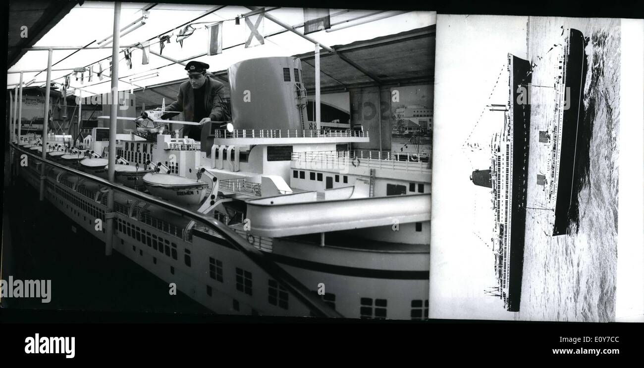 4. April 1969 - trifft weltweit kleinste seetüchtig Modell die Full-Size Schiff Bremen im Bremer Hafen.  PICT Stockfoto