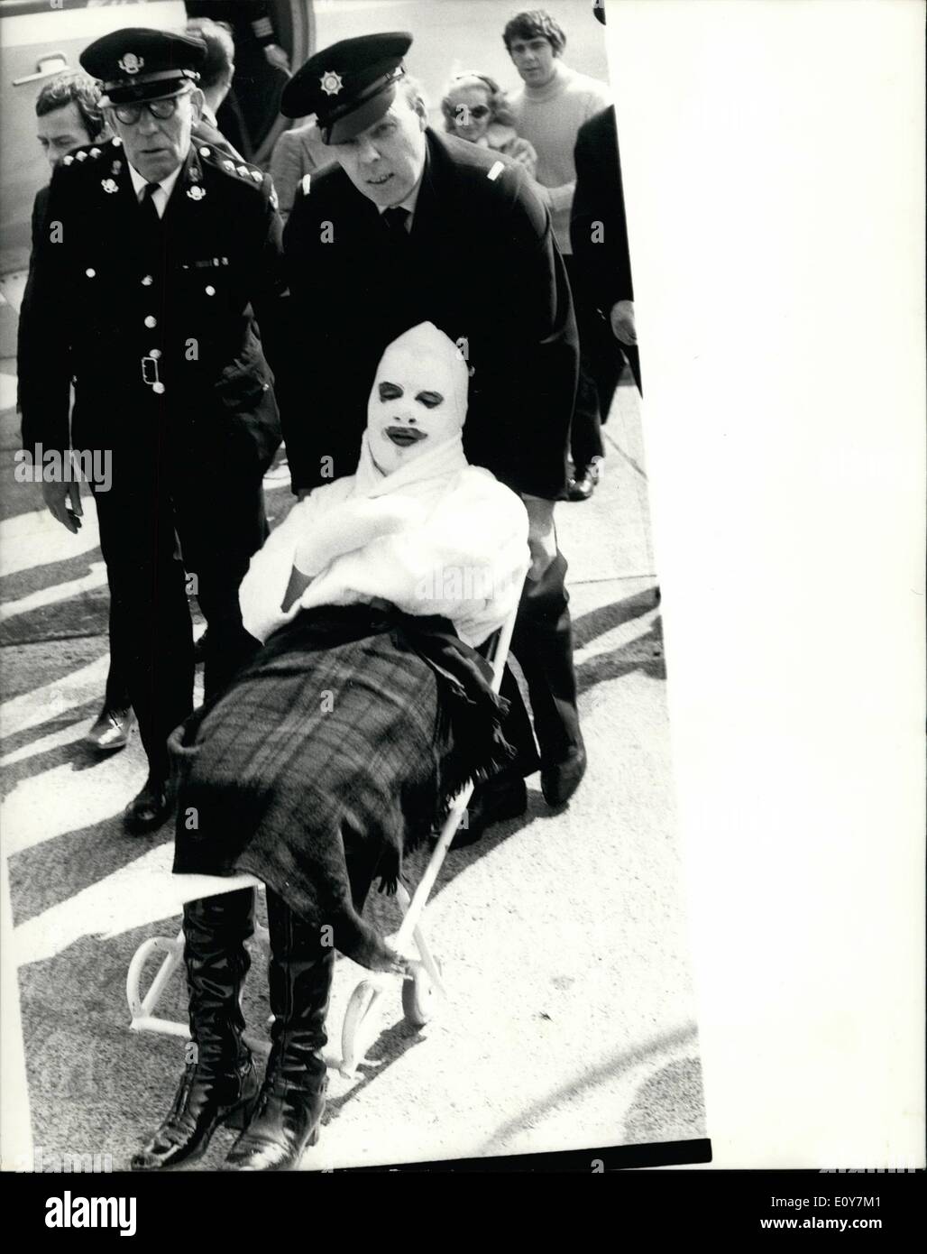 4 April 1969 Kommt Barry Ryan Zuruck Nach Hause Nach Verbrannt Ernsthaft In Einem Studio Unfall In Munchen Pop Sanger Barry Ryan Der Ernsthaft In Einem Studio Unfall In Munchen Vor Kurzem Verbrannt Wurde