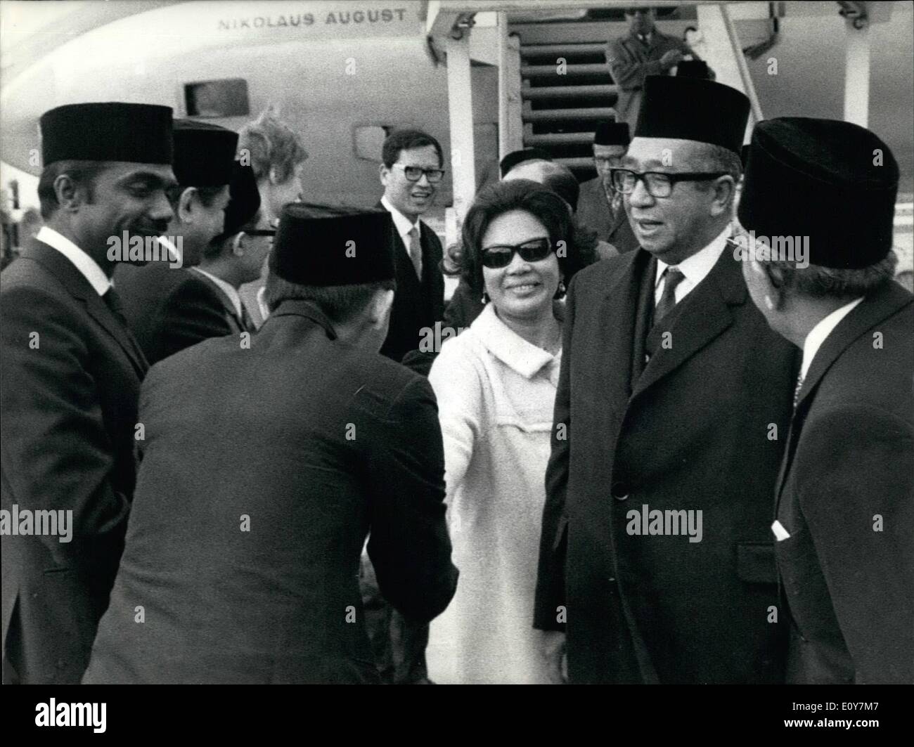 4. April 1969 - besuchen Sie König und Königin von Malaysia in der Schweiz: König Ismail Nasiruddin Shah von Malaysia, begleitet von seiner Frau, kam für zwei Tage in Genf in der Schweiz. Noch in dieser Woche das Paar bekam, Bundesministerium der Finanzen Republik für einen Staatsbesuch. Stockfoto