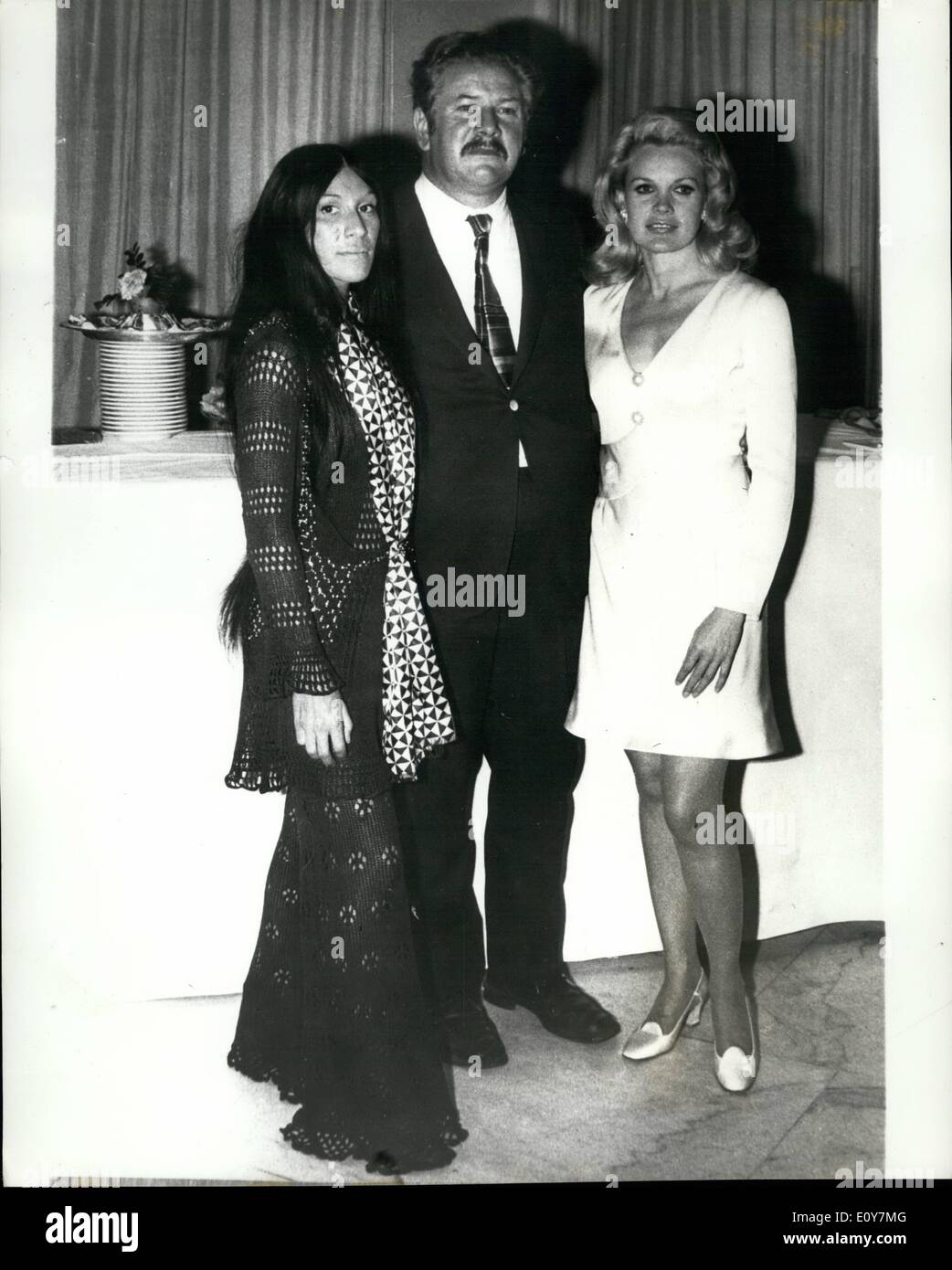 4. April 1969 - Buffy Saint MPETER USTINOV besucht Empfang IN RUME PETER USTINOV, der in Rom, in dem Film '' Viva Marx'' zu arbeiten (Harrah für Marx'', wenn er eine Reoeptton für Amertnan Redskin BUPPY SAINT MARIE besuchte gesehen, gesehen auf der linken Seite. An der Rezeption waren auch CARROL BAKER (rechts) Stockfoto