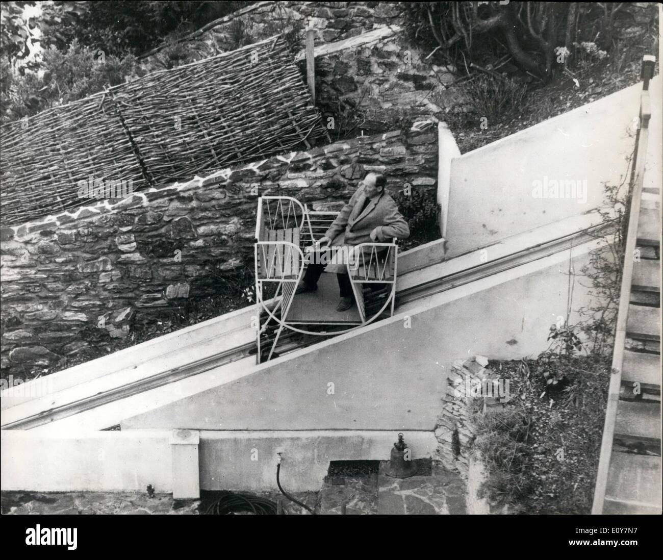 4. April 1969 - A Cliff Side Home Problem gelöst: Rentner City Geschäftsmann Ian Scott Duffus hat das Problem gelöst den Transport von Lebensmittel, Treibstoff und Personen Besucher oben 50 Schritte zu seiner Klippe Seite nach Hause. Er installierte eine Seilbahn Eisenbahn um sie laufen 80' Spion Kop Hill, Salcombe Hafen im Süden von Devon. Der viersitzigen Wagen dauert eine Minute, um die konkrete Schiene schieben Sie den Besuchern einen herrlichen Blick über die Mündung des Salcombe. Herr Duffus, 55, räumte ein, dass sein Haus an einem eher ungewöhnlichen Ort gebaut wurde Stockfoto