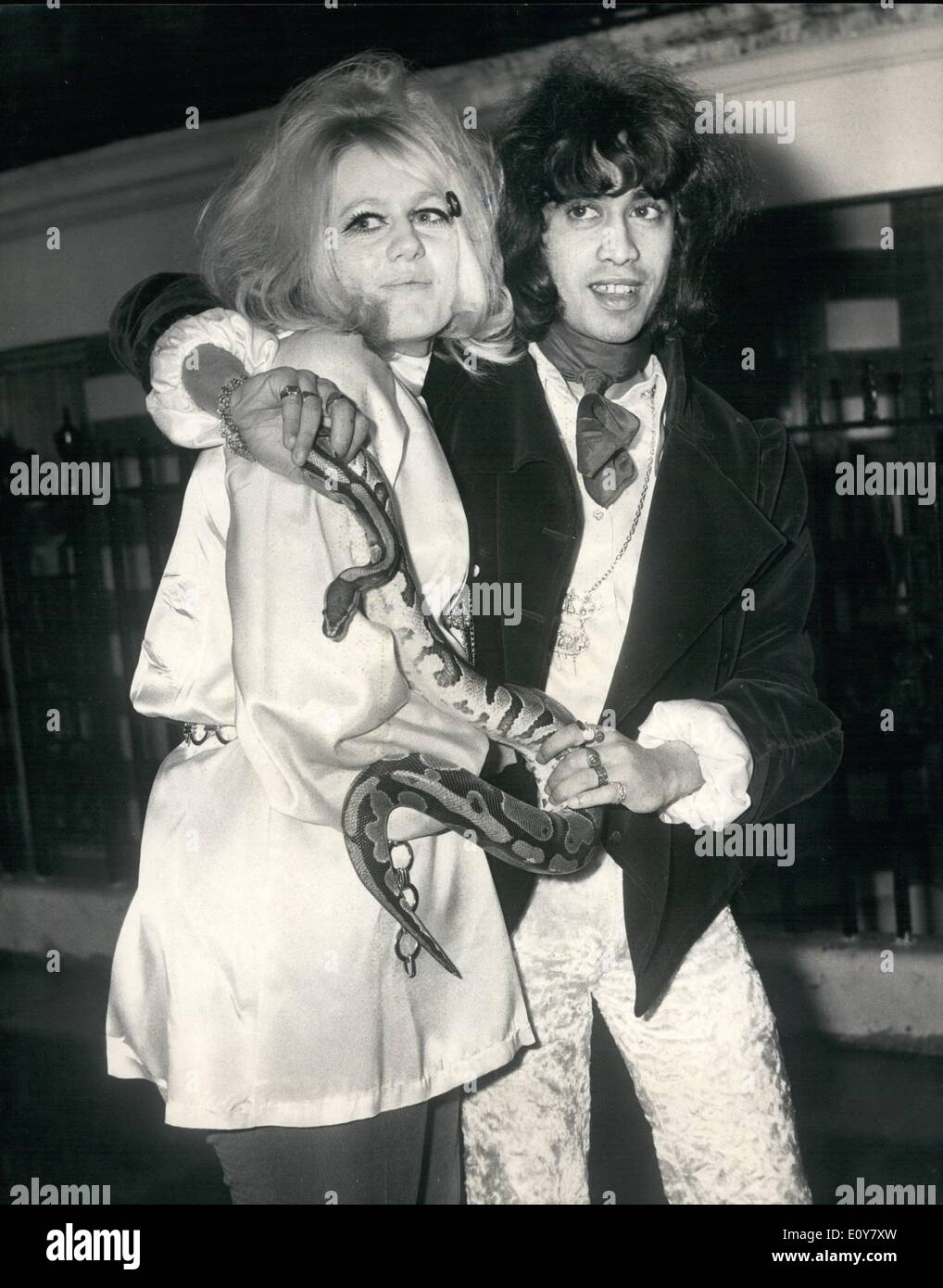 1. Januar 1969 - vermählten Grundlagen-Pop-Gruppe. Sein Haustier Python auf Hochzeit.: Tony Gomez, 20 Jahre alten Ceylon geboren Organist mit der Stiftung Pop-Gruppe, heute 19 jährige Yvonne Shaw am Kensington Standesamt geheiratet. Tony traf Yvonne, die aus Plymuoth, kommen, wenn die Stiftung spielten in einem Club in der Stadt, 15 Monate alt. Das Paar war, musste den Tag zu ändern, weil es das einzige Datum das Fundament nicht in den nächsten drei Monaten, In der Tat am 28. Februar, die Grundlagen dessen neuesten hit-Album arbeitest '' Build Me ist up Buttercup'' derzeit ohne ist Stockfoto