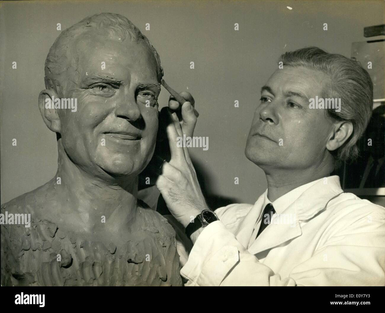 1. Januar 1969 - Präsident Nixon tritt Musee Grevin Wachs zahlen.: Präsident Richard Nixon werden die neuesten inlate von Musee Grevin, den berühmten Paris Museum der Wachsfiguren. Das Foto zeigt Barbieri, das Museum offizieller Bildhauer, die Figur des Präsidenten Nixon eine Veredelung Hand gesetzt. Stockfoto