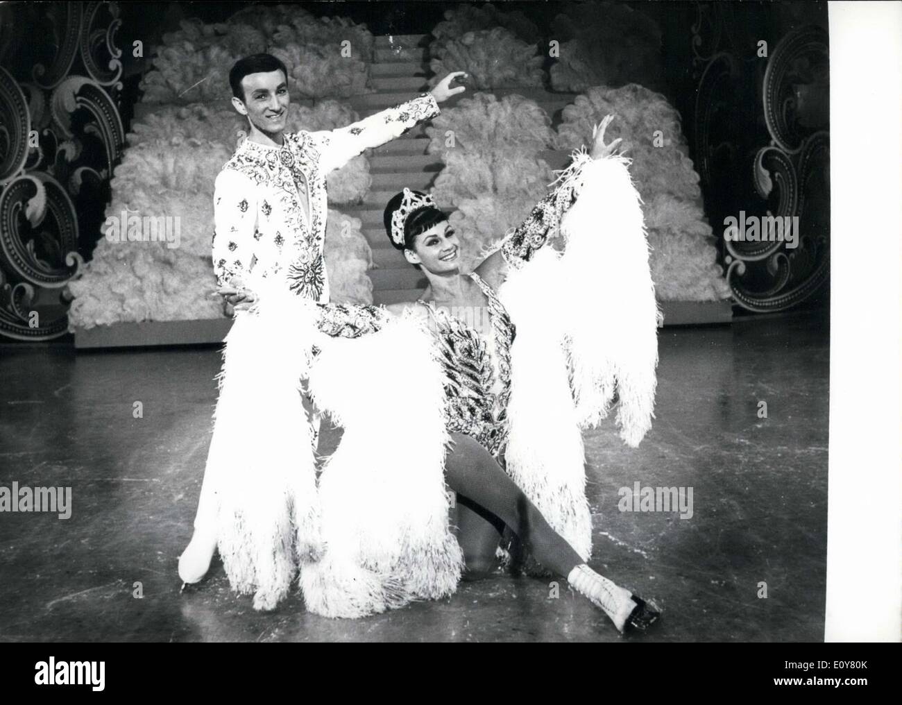 3. Januar 1969 - Margret G? Bel und Franz Nigel gab ihren letzten Auftritt im Showbusiness als Gaststars in '' Holiday on Ice'', die vom 9 bis zum 26. Januar in der Frankfurter Festhalle läuft. Sie hatte seit sechseinhalb Jahren in dieser Eisrevue. Stockfoto