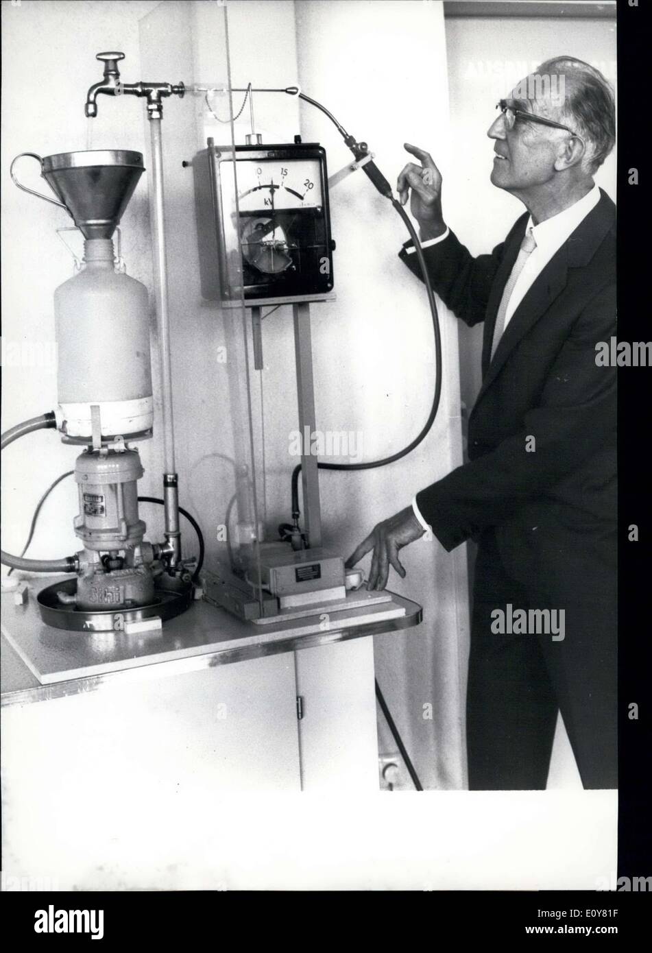 9. Januar 1969 - hier abgebildet ist Ingenieur Harald Schulze, Dozent am Institut für Sicherheit am Arbeitsplatz (befindet sich in Laubach/Oberhessen), wie er die Gefahren der Verwendung von Strom in Verbindung mit brennbaren Gasen zeigt. Der Gasbrenner unerwartet Feuer gefangen. Das Institut, eröffnet im Juli 1965, hat mehr als 6.000 Menschen kommen, um sie über diese Arten von Ereignissen zu sehen und wollen Sie mehr wissen über die Verhütung von Unfällen wie es hatte. Stockfoto