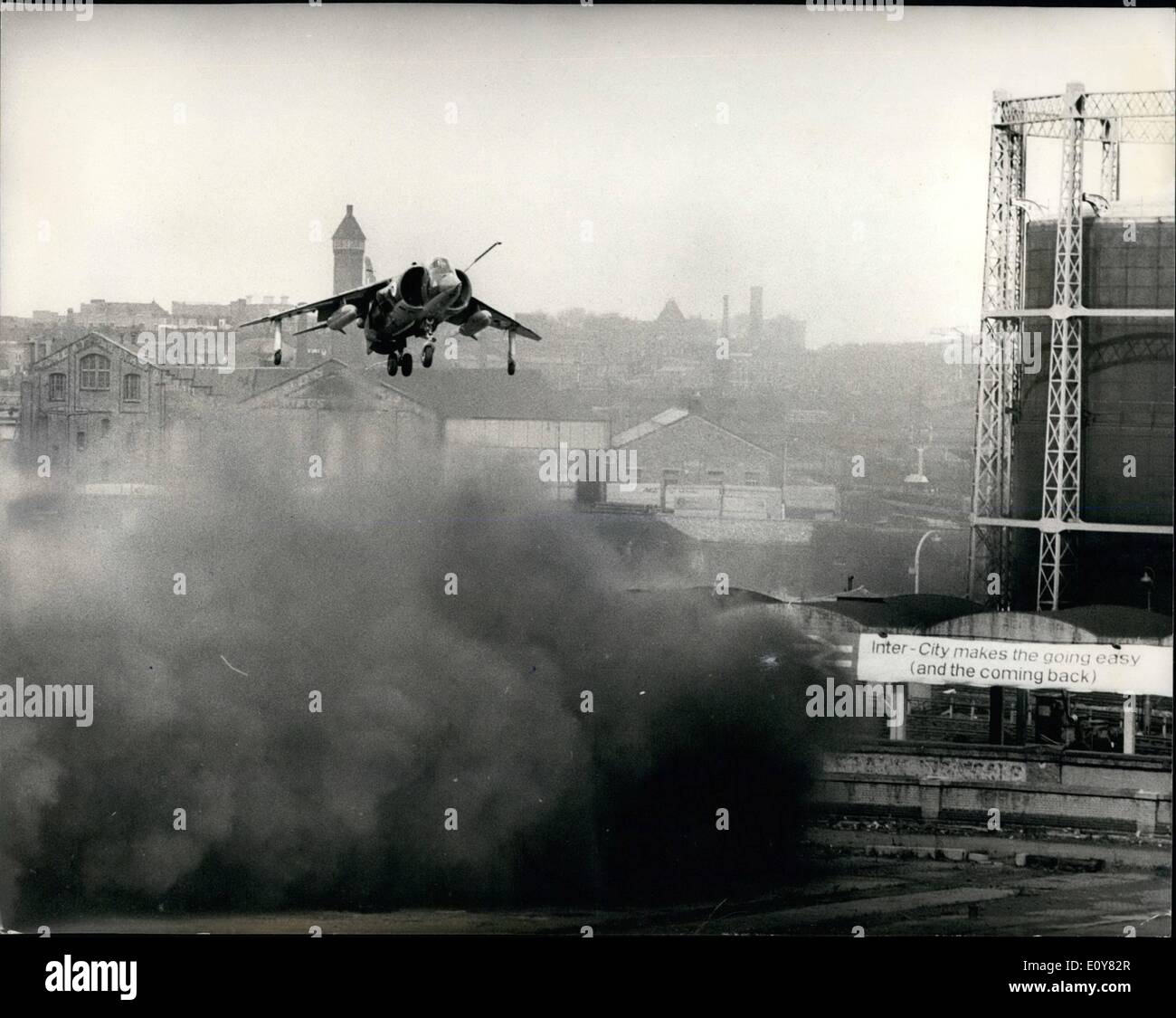 4. April 1969 - R.A.F macht erste je Landung in London mit örtlich festgelegtflügel Jet.: die erste Landung im Herzen von London durch ein örtlich festgelegtflügel Düsenflugzeug war, die heute als ein Royal Air Force Harrier GRI vertikal auf einem speziell vorbereiteten '' Pad'' in Somers Town High in St. Pancras landete. Die Hawker Sidddeley '' Jump-Jet'' Harier, pilotiert von Squadron Leader RTOM Lecky-Thompson, 34, von Salisbury, Wilts, landete im Somer Stadt High, einem stillgelegten Kohle-Hof in der Nähe von St Stockfoto