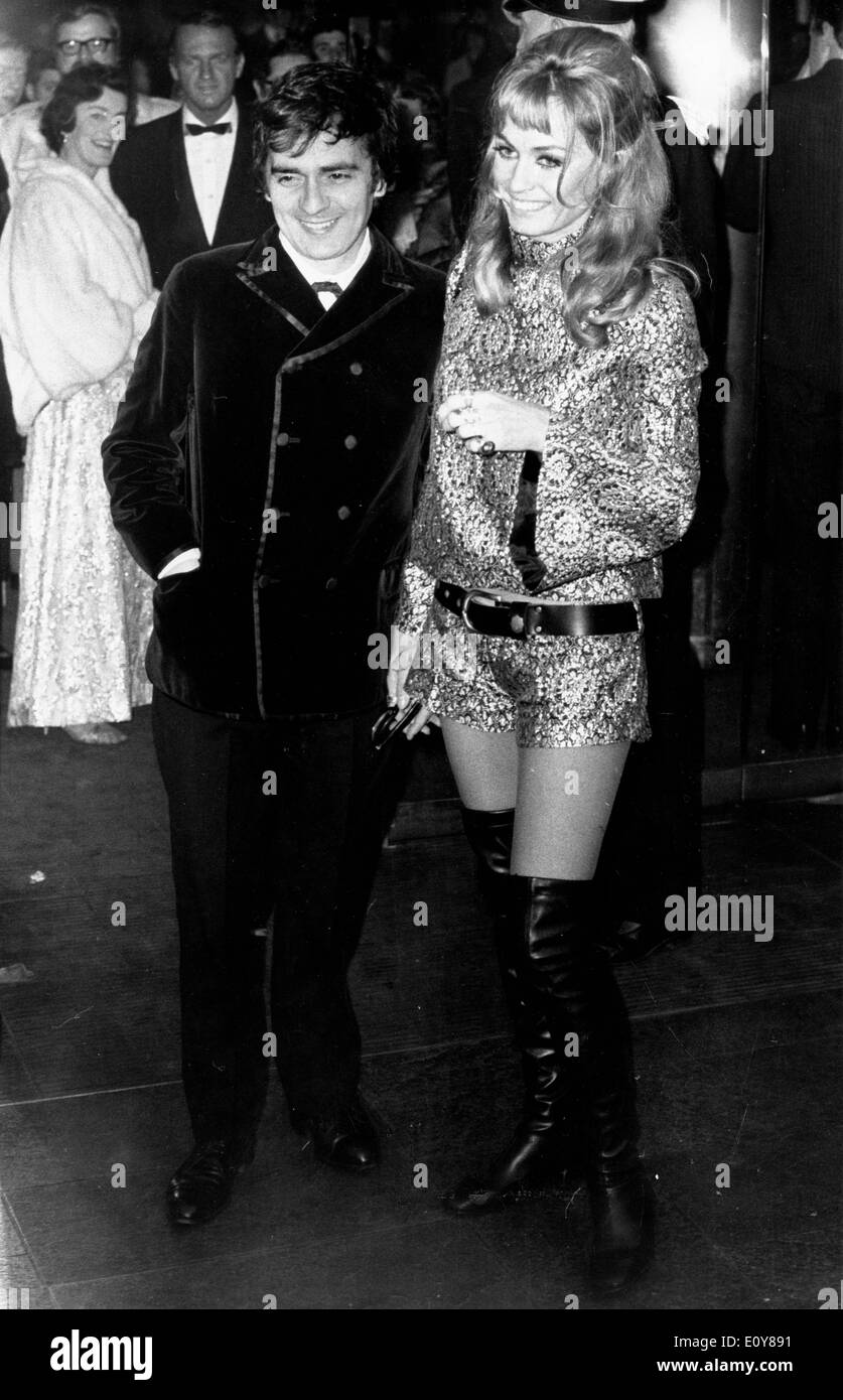 24. Januar 1969; London, UK; Schauspieler Dudley Moore und seine Frau SUE KENDALL bei der Premiere von "Rosemaries Baby" bei der Paramount Stockfoto