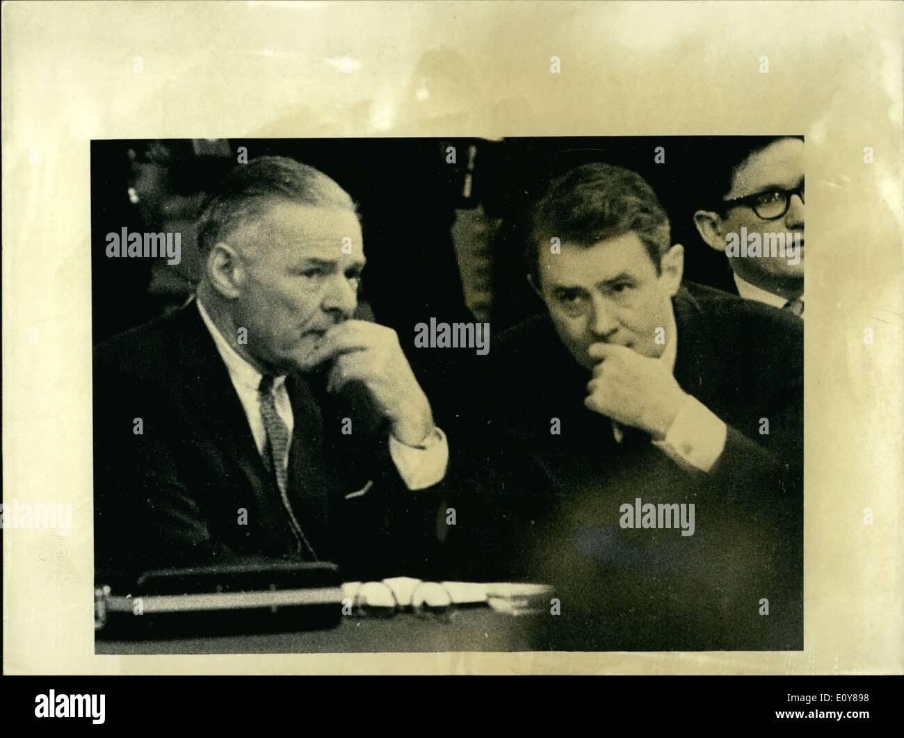 25. Januar 1969 - sprechen diese beiden amerikanischen Delegierten am runden Tisch im Konferenzraum im internationalen Konferenzzentrum auf der Avenue Kleber. Stockfoto