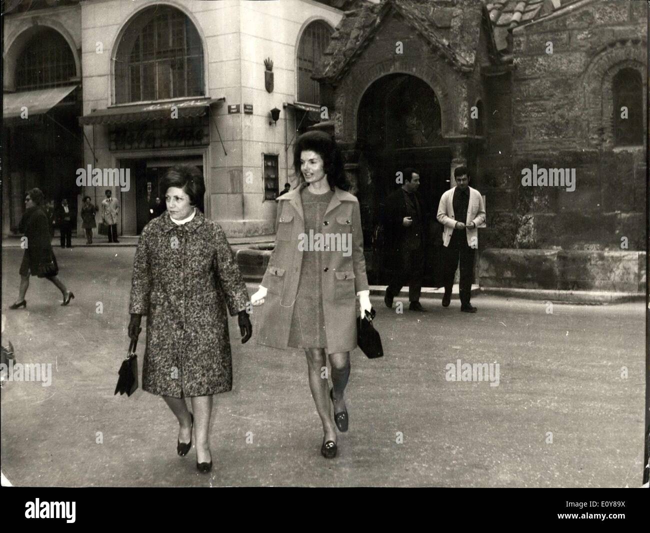 30. Januar 1969 - Frau Jackie Onassis setzt ihre Besichtigungstour in Athen fort. Foto zeigt Herrn Jackie Onassis vor der  Byzentime Kirche von Kapnikares im Umgeben von Athen Neof to her wird ihre Schwägerin, HE Konialidis, gesehen. Stockfoto