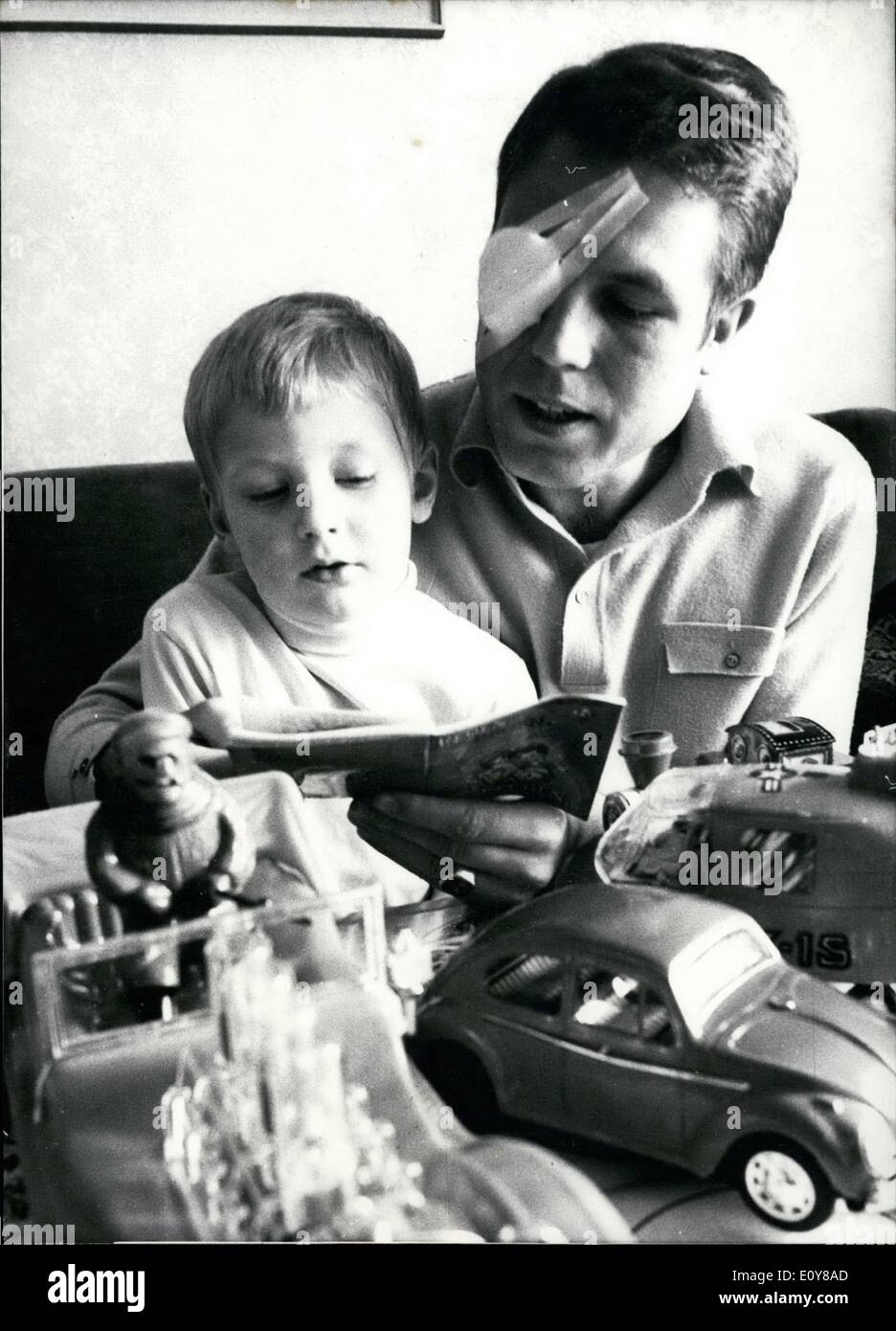 1. Februar 1969 - war der deutsche nationale Kapitän hat mehr Zeit mit seinem Sohn nach seinem Team aus der Meisterschaft klopfte. Stockfoto
