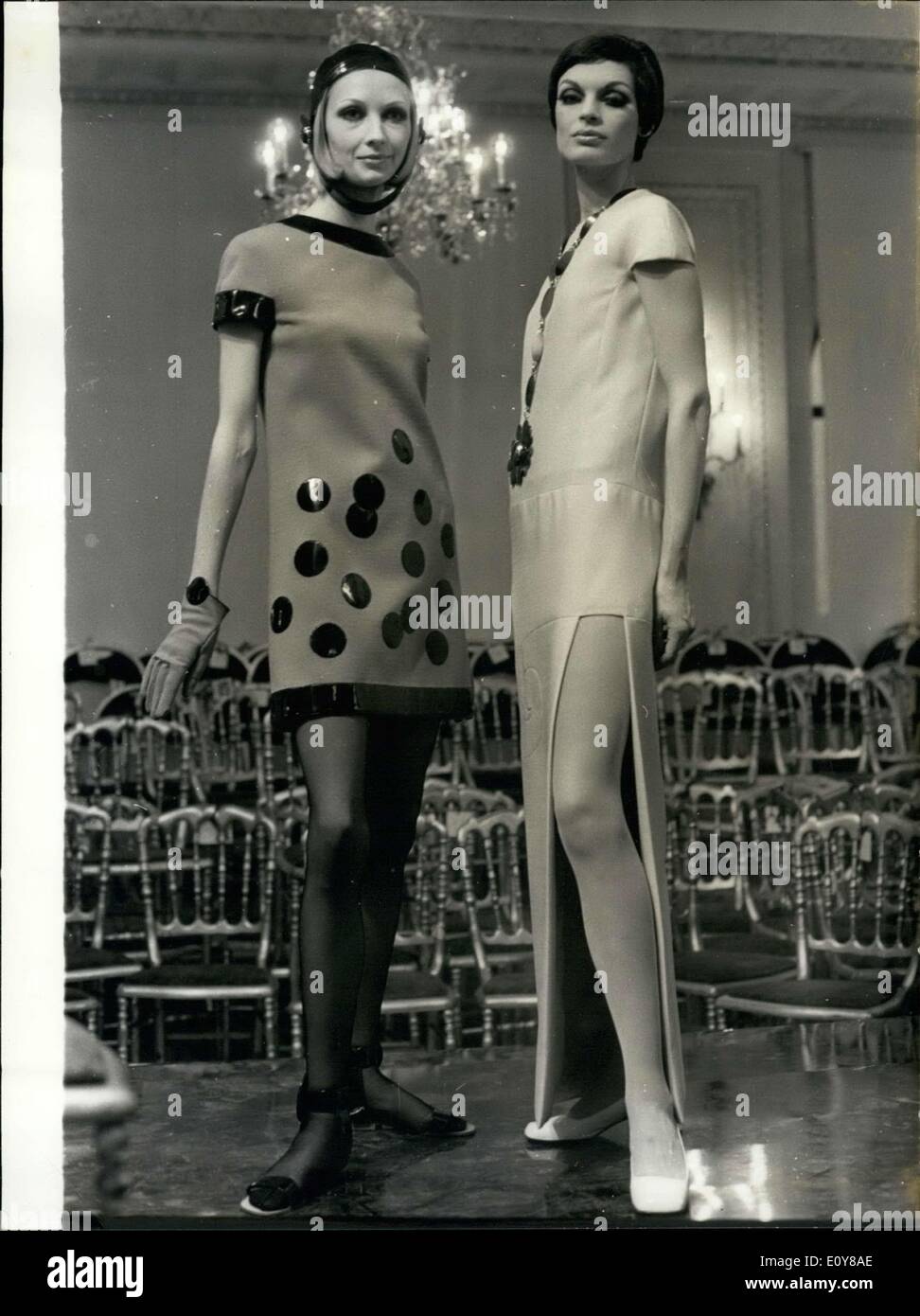 1. Februar 1969 - sie Kleider sind aus seiner Kollektion Frühjahr und Sommer und präsentierten sich in einem Paris Hotel. Stockfoto