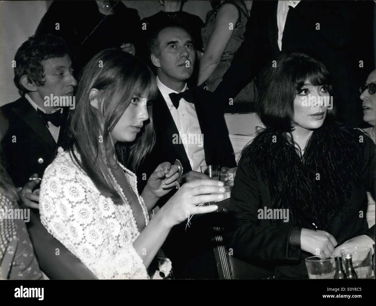 26. April 1969 - fand die 36. Artists' Union Gala gestern Abend im Winter Zirkus statt. Die größten Stars des Theaters, die Filme und Musik-Hallen besucht die Charity-Gala. Oben abgebildeten Personen sind in einer Box sitzen. Stockfoto
