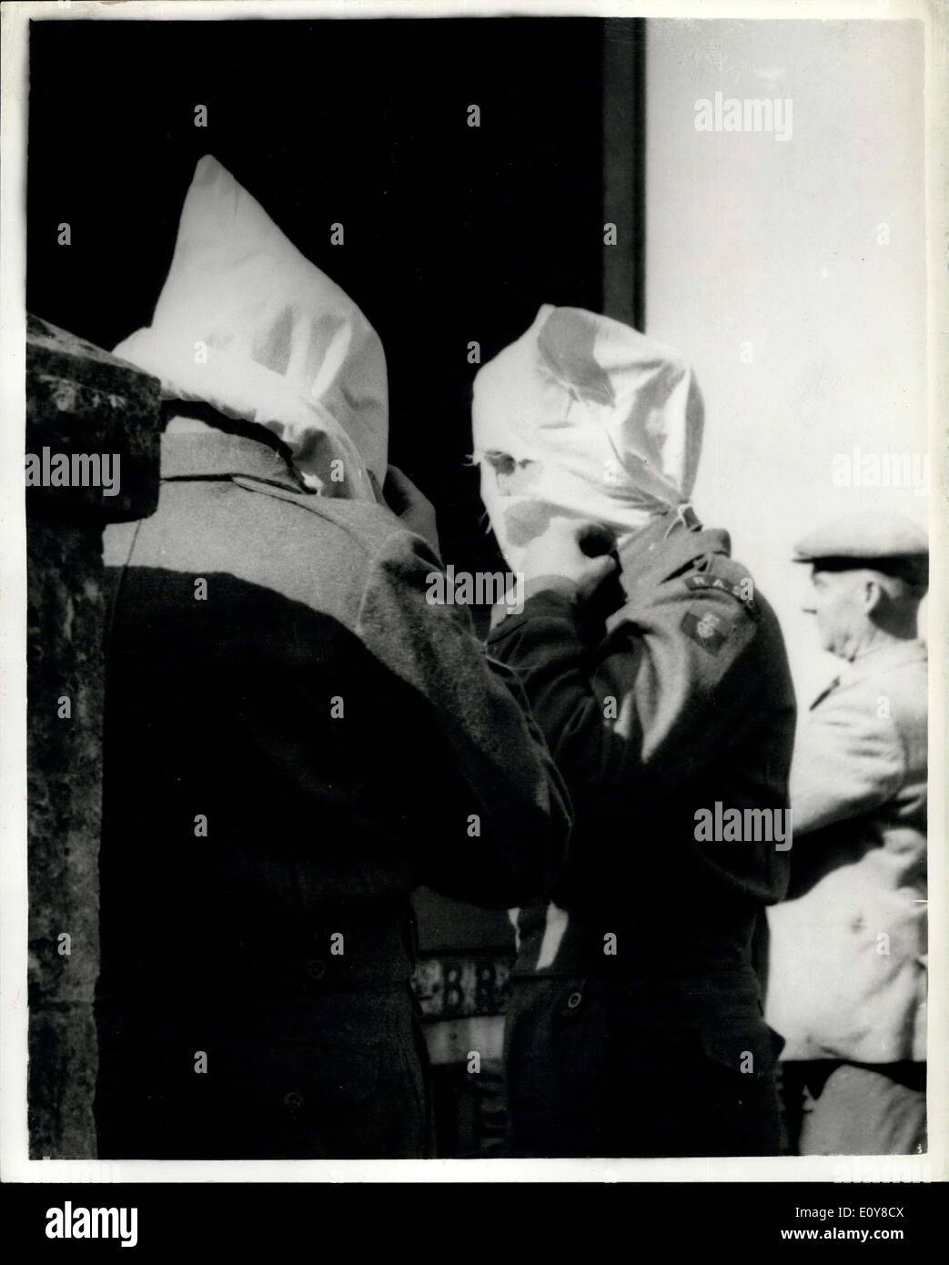 1. Mai 1969 - ankommen 05.01.69 Zeugen in Klu Klux Klan Masken an Kriegsgericht. Zwei der Zeugen der Anklage verursacht eine Überraschung gestern, als sie ankamen, tragen Hauben gemacht von Kissenbezüge über ihre Köpfe hinweg, Beweise auf den Court-Martial in Shepton Mallet geben in denen 13 Männer der Meuterei mit Gewalt geladen sind. Die beiden Männer waren Gunner Noel Morris und Fahrer j.s. Lewington, die Sätze in das Militärgefängnis dienen. Sie trugen die Haube um sie fotografiert bei der Ankunft zu verhindern. Keystone-Foto zeigt: Gunner Noel Morris und Fahrer JS Stockfoto