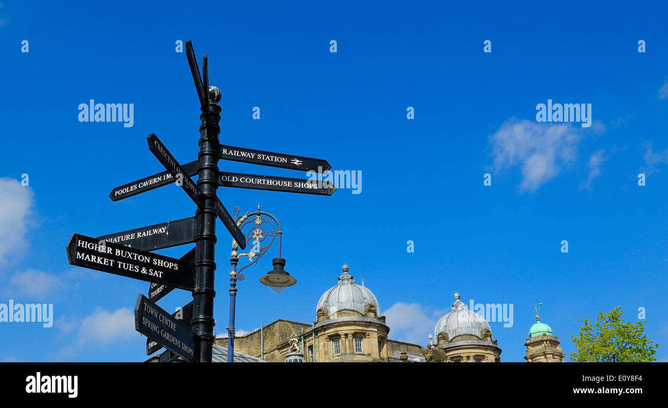 Touristen-Zeichen Posten Richtungen Buxton Derbyshire England UK Stockfoto