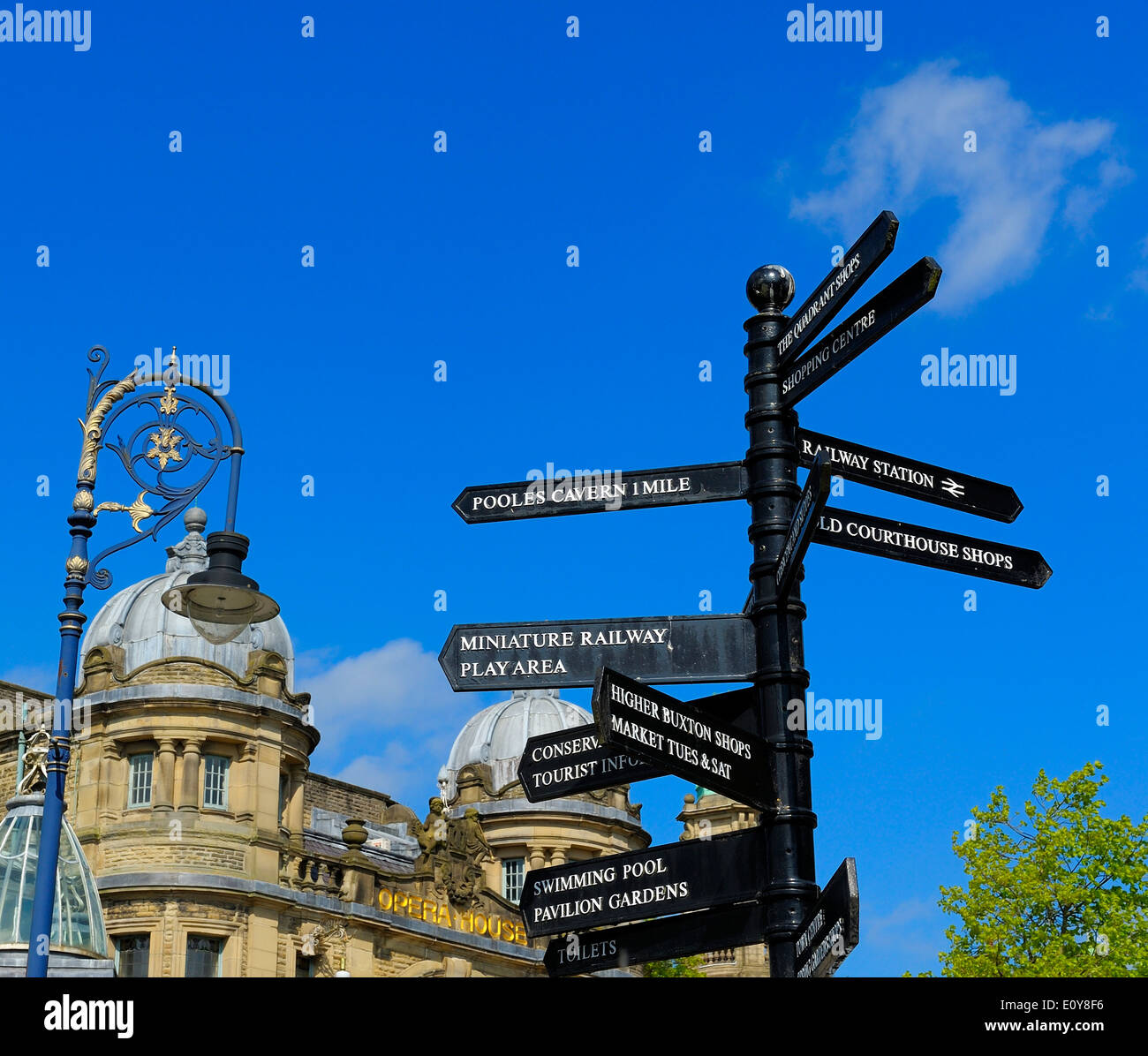 Touristen-Zeichen Posten Richtungen Buxton Derbyshire England UK Stockfoto