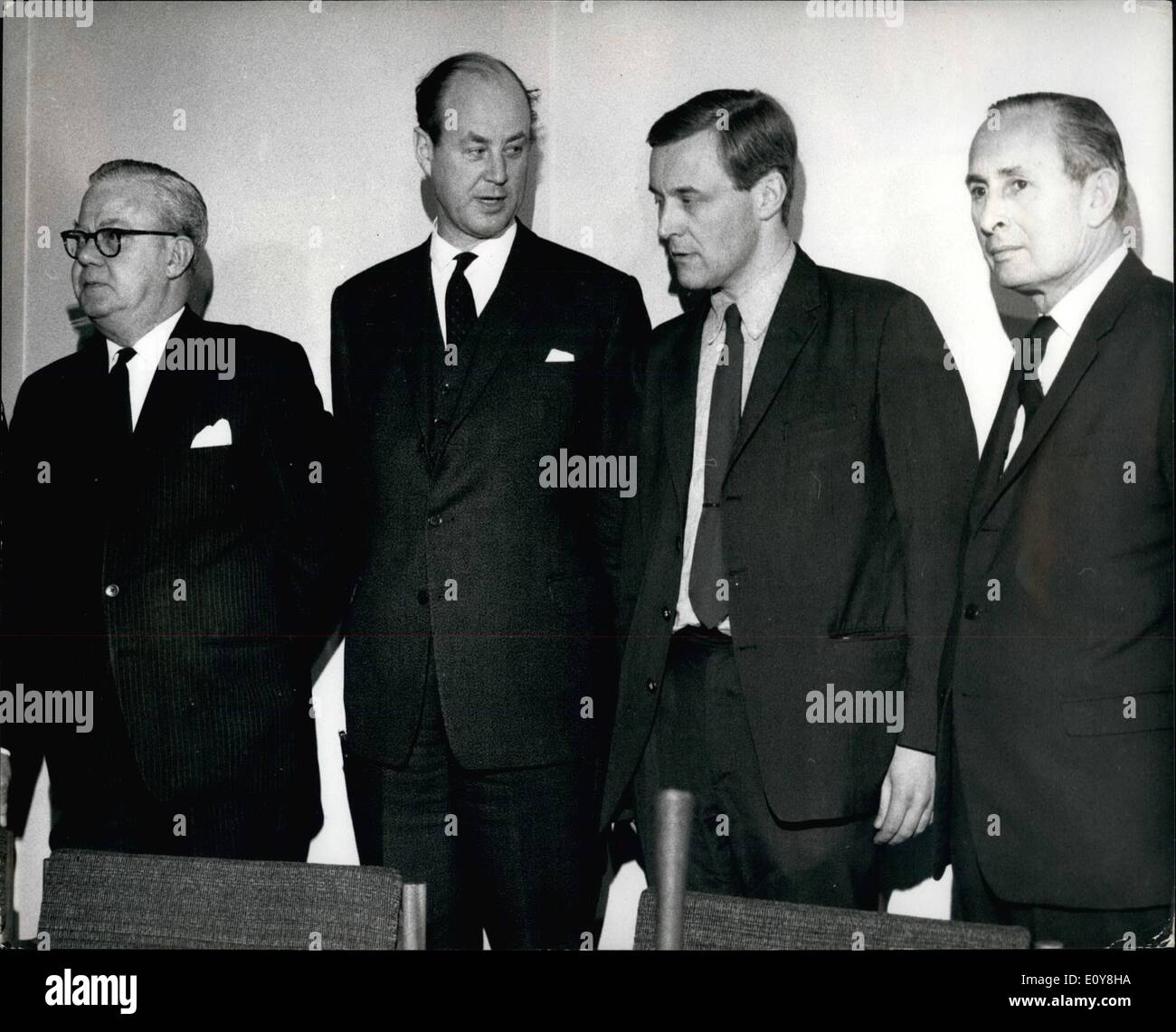 2. Februar 1969 - QE 2 Pressekonferenz. Foto zeigt Herr Benn, Minister of Technology (zweite von rechts); Sir Basil Smallpiece (rechts), Vorsitzender der Cunard; Sir George Gardner (links), Vorsitzender des John Brown Engineering (Clydebank), und Herr Anthony Hepper, Vorsitzender des oberen Zyklus Schiffbauer, Teilnahme an einer Pressekonferenz am Ministr Technology letzte Nacht nach Cunards Entscheidung der Regierung in der QE2 Turbine Problem Streit Eingreifen bitten Stockfoto