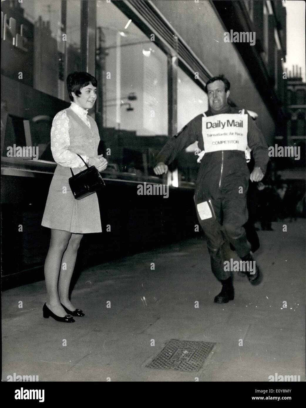 5. Mai 1969 - Royal Navy Phantom Jet Rekord Transatlantikflügen Rennen: The Royal Navy Phantom Jet die linken New York heute Nachmittag in der Daily Mail transatlantischen Airrace das vorherige Rekord überschreiten durch ein weiteres Phantom, am vergangenen Sonntag um fast elf Minuten schlagen. Das Flugzeug wurde geflogen von Lt. Hugh Drake der Royal Navy war seine Rekordzeit 5 Std. 19mins 16,93 Sekunden, beim letzten Mal war 5 Std. 30 Minuten 24 Sekunden. Das Foto zeigt Lt. Hugh Drake die rekordverdächtigen Phantom pilot stürzte in die G.P.O Turm heute Abend. Stockfoto