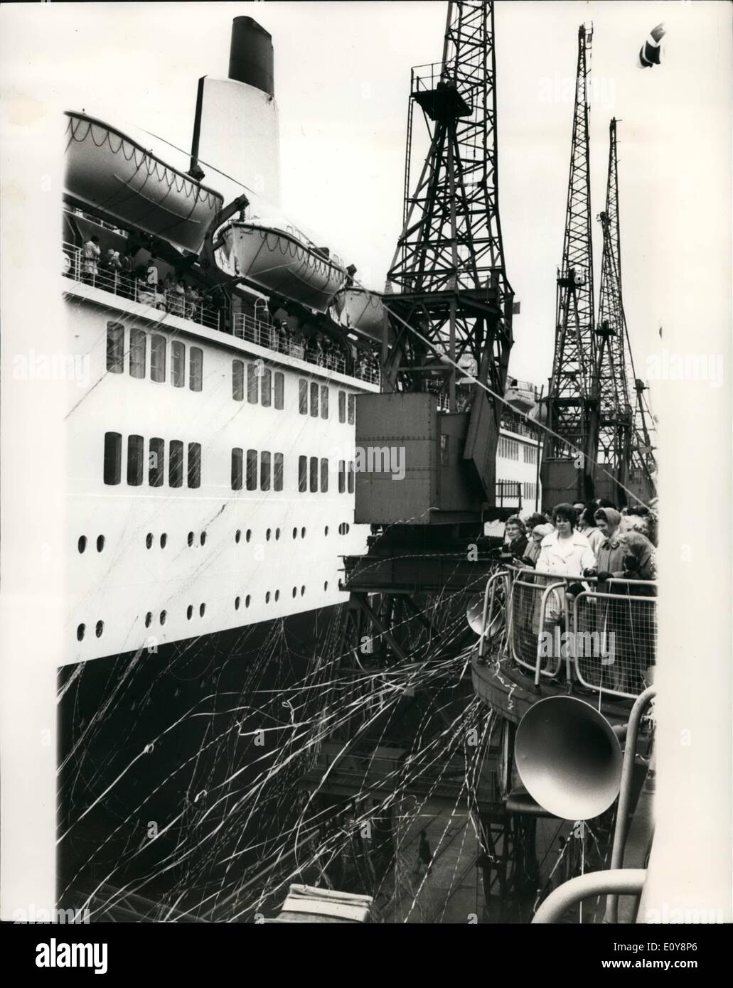5. Mai 1969 - Queen Elizabeth 2 Blätter Southampton auf transatlantischen Maiden Voyage: The Cunarder Queen Elizabeth 2 verließ Southampton heute auf transatlantischen Jungfernfahrt nach New York. Foto zeigt dekorative Luftschlangen vom Schiff an Land - wie der Queen Elizabeth linken Southampton heute für New York geworfen werden. Stockfoto 5. Mai 1969 - Queen Elizabeth 2 Blätter Southampton auf transatlantischen Maiden Voyage: The Cunarder Queen Elizabeth 2 verließ Southampton heute auf transatlantischen Jungfernfahrt nach New York. Foto zeigt dekorative Luftschlangen vom Schiff an Land - wie der Queen Elizabeth linken Southampton heute für New York geworfen werden. Stockfoto