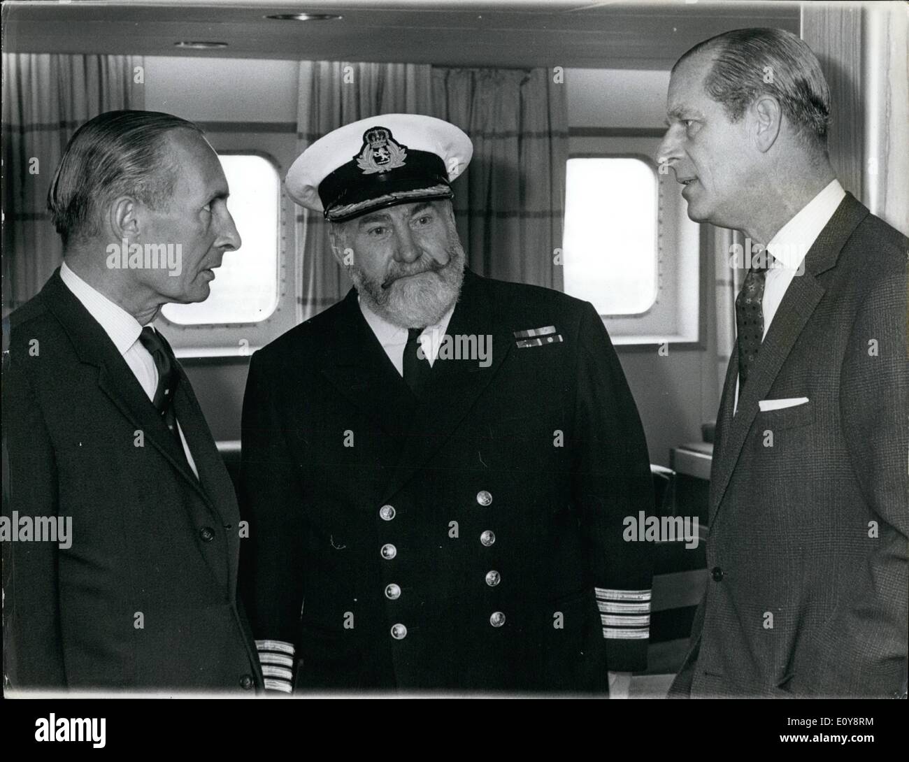 5. Mai 1969 - Prinz Philip präsentiert Design-Auszeichnungen auf der QE2: Prinz Philip gestern präsentiert die 1969 Rat des Industrial Design Awards an Bord der neuen Cunard Queen Elizabeth 2 in Southampton. Das Foto zeigt Prinz Philip im Gespräch mit Sir Basil Smallpeice, Vorsitzender des Cunard(left) und Captain William Warwick, Meister der QE2, als er das Schiff Gestern besuchte das diesjährige Rat des Industrial Design Awards präsentieren. Stockfoto