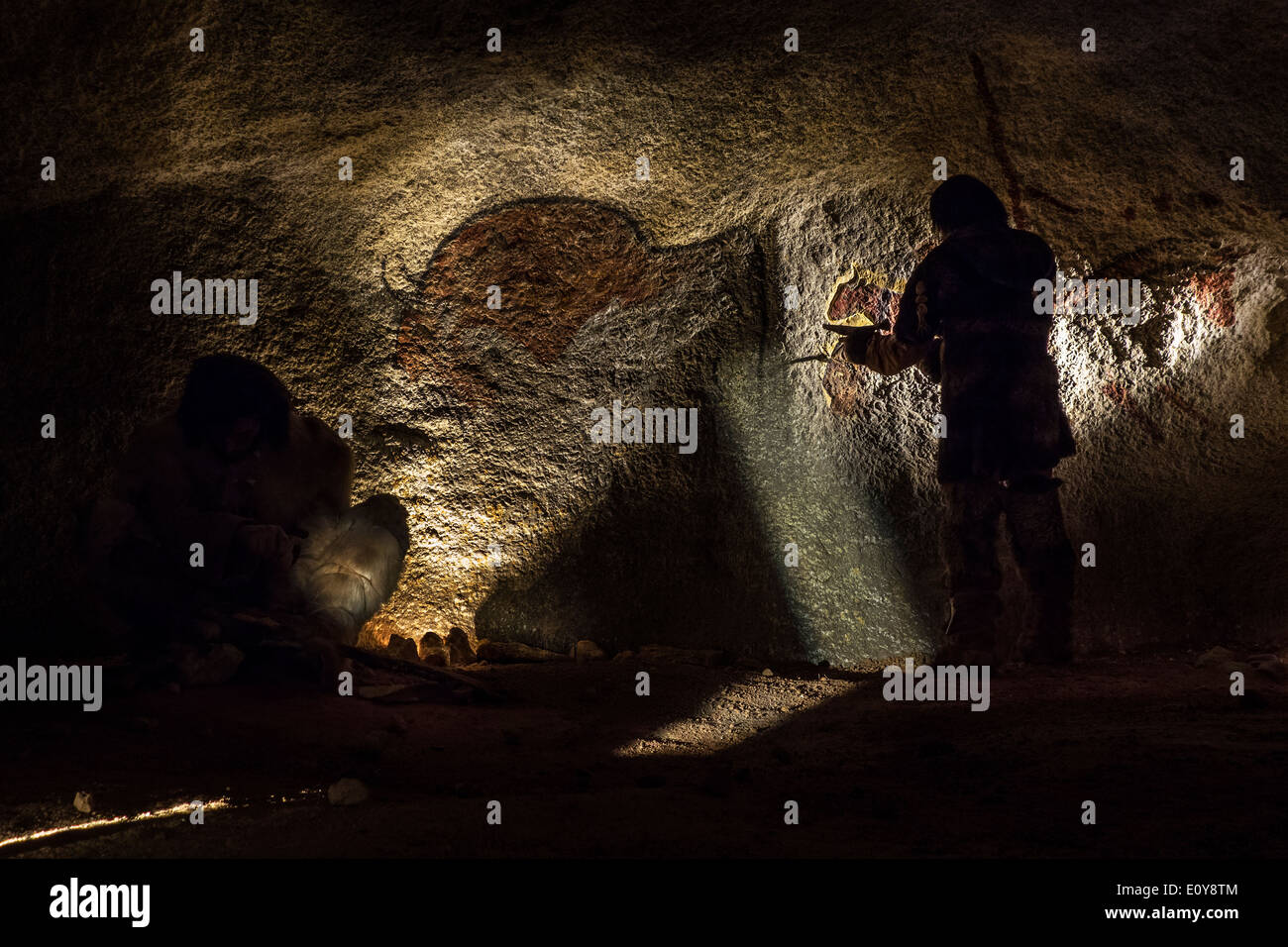 Cro-Magnon-Mensch Malerei Bison in Altsteinzeit Höhle im Musée Le Thot über prähistorische Leben und Kunst, Thonac, Dordogne, Frankreich Stockfoto