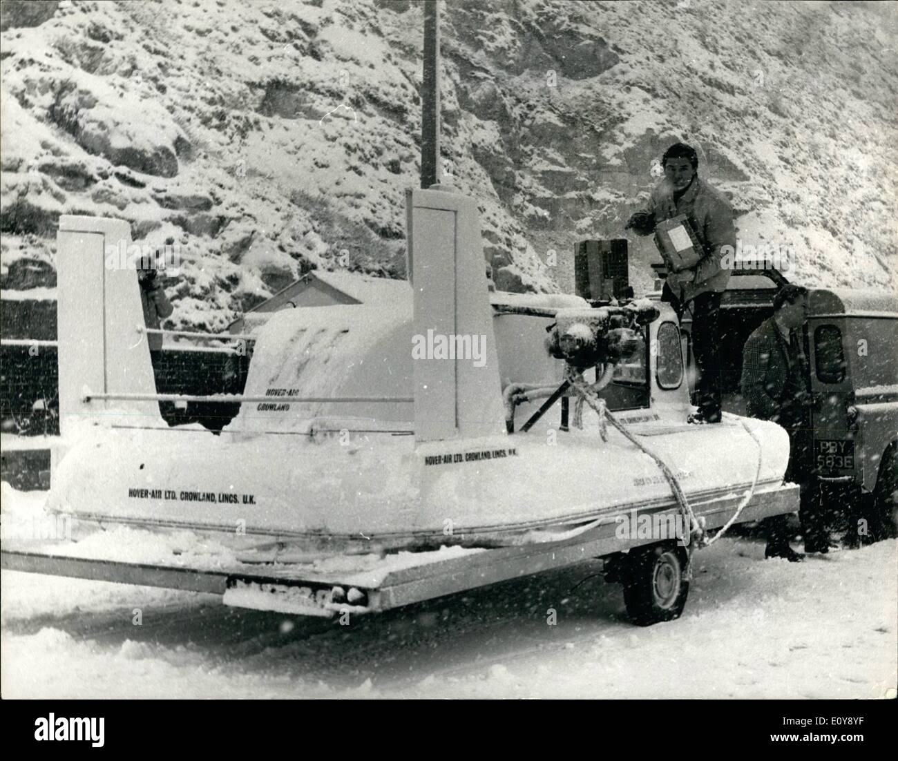 2. Februar 1969 - Hovercraft Team Blätter, Weiße Nil zu erkunden. Eine leichte Hovercraft in Dover von Kapitän Peter Lloyd, ein Mitglied einer Expedition, die Links zu einer 4.000-Meilen-Reise den Weißen Nil hinauf geladen werden. Unter der Leitung von Kapitän Sir Ranulph Fiennes, 24, aus Lodsworth, Sussex, wird die Expedition zwei des Handwerks mit zwei Land Rover im Support verwenden. Stockfoto