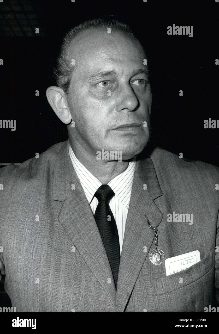 21. Mai 1969 - Heinz Oskar Vetter: Neue DGB-Vorsitzender. Heinz Oskar Vetter wurde zum neuen Vorsitzenden der deutschen Bundesrepublik der Gewerkschaften auf Mai 21at die 8. ordentliche Bundeskongress in München. Die Up-zu-jetzt Vorsitzender der IG Bergbau und Energie folgt Ludwig Rosenberg, der nach einer siebenjährigen Amtszeit Alter Gründen zurückgetreten. Heinz Oskar Vetter ist 51 Jahre alt, verheiratet und hat eine Tochter; Er ist ein Bewohner von M? Lheim an der Ruhr. Stockfoto