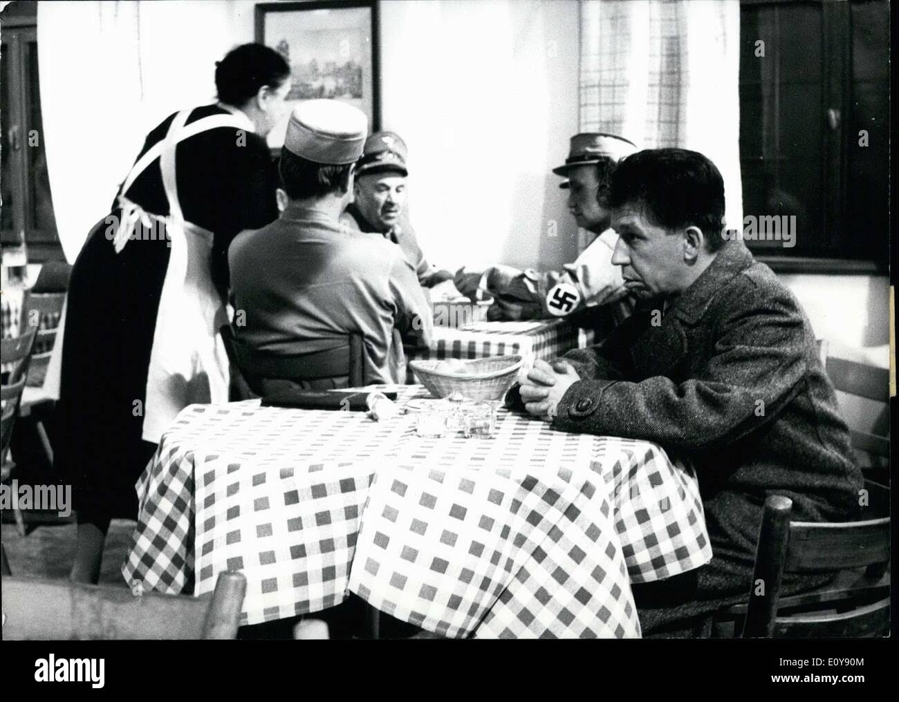 21. Mai 1969 - eröffnet '' The Assassin'', ein Stück über einen Mann namens Georg Elsner und seine Verschwörung, Hitler zu töten in München. Es wurde von einer TV-Skript von Hans Gottschalk. Das Stück wurde von Rainer Erler gerichtet. Im Bild im Vordergrund, ist Fritz Hollenbeck als Georg Elsner. Im Hintergrund sind Schauspieler Ulrich Matschoss, Lothar Gruetzner, Ingeborg Lapsien und Doris Denzel. Stockfoto