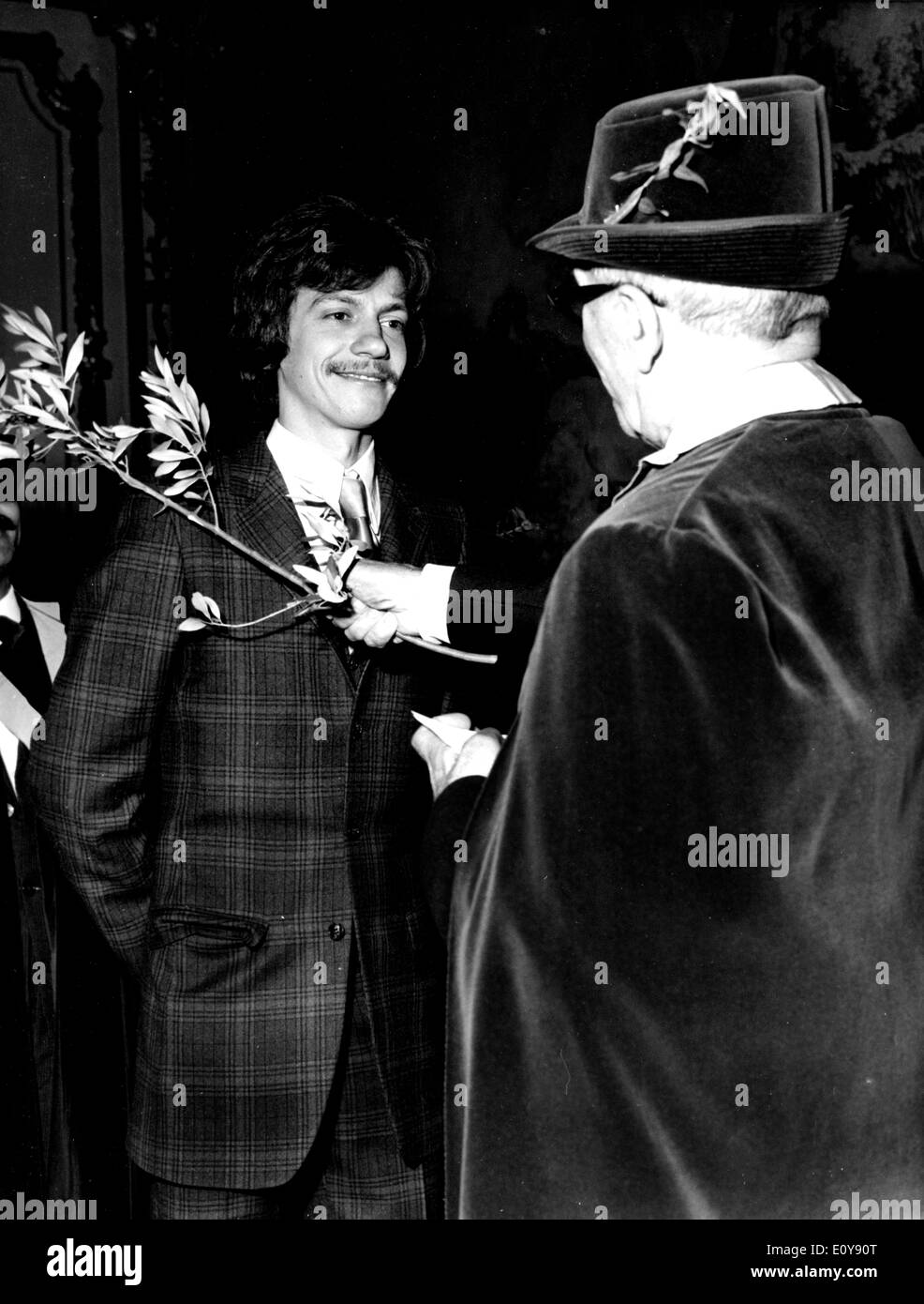 21. Mai 1969; Paris, Frankreich; Ein Tag in Frankreich geben die Zeit für die Confrery der Ritter über den Olivenbaum, wo eine Lof von Sternen und Musik Persönlichkeiten, darunter des Sängers ANTOINE CHEVALIER gehörten. Das Bild zeigt den Sänger Antoine während der Zeremonie. Stockfoto