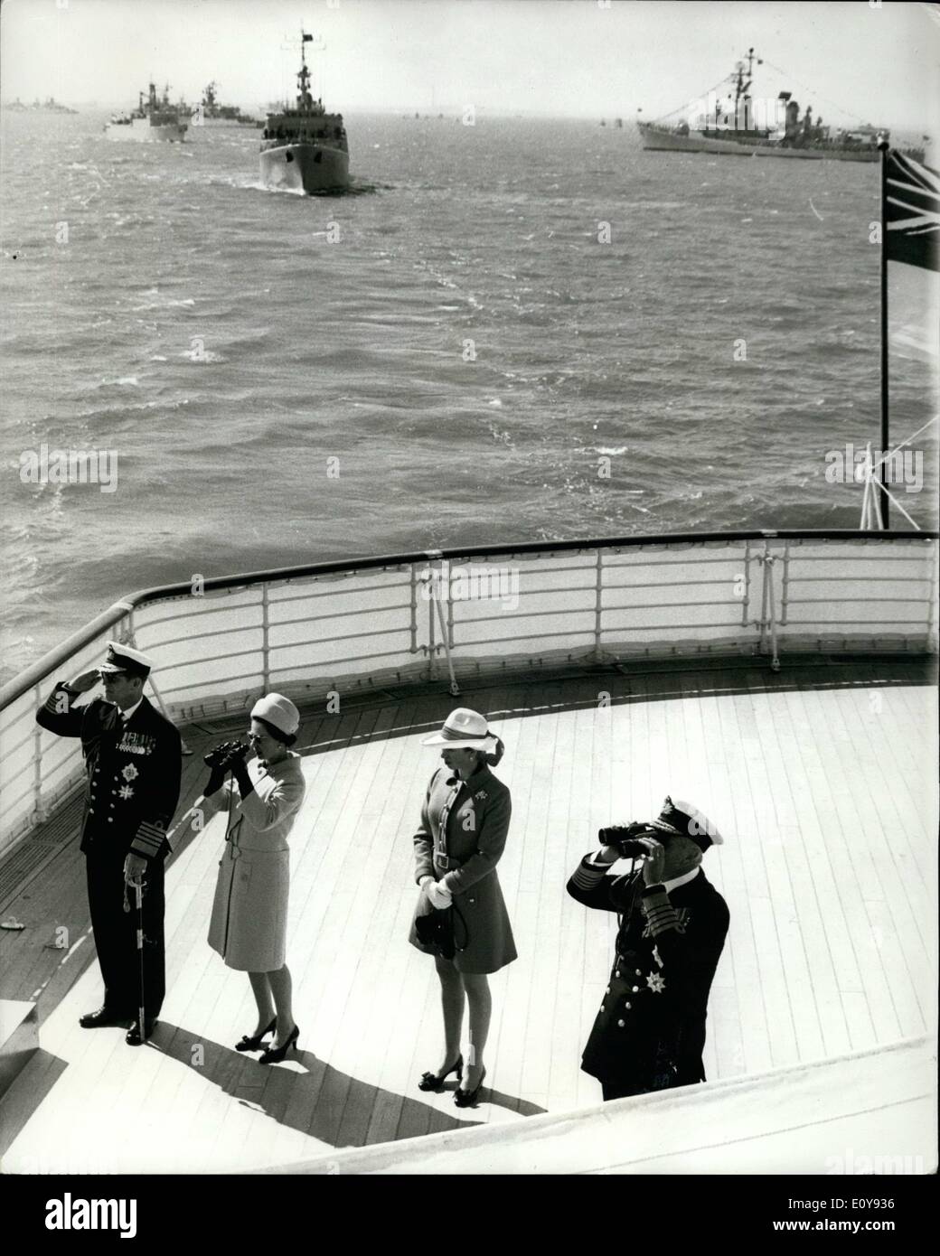 5. Mai 1969 - The Queen Bewertungen NATO Kriegsschiffe an Spithead: HM The Queen heute 63 Kriegsschiffe der NATO-Staaten am Spithead überprüft. Der Anlass war Teil der North Atlantic Vertrag Organisationen 20. Jubiläumsfeiern. Begleitet wurde die Königin, die an Bord der royal Yacht Britannia, wurde von Prinz Philip und Prinzessin Anne. In der Flotte waren zwölf Nationen vertreten. Foto zeigt: Die Königin, Prinz Philip, Prinzessin Anne und Earl Mountbatten an Bord der royal Yacht Britannia während der Überprüfung der NATO-Kriegsschiffe. Stockfoto