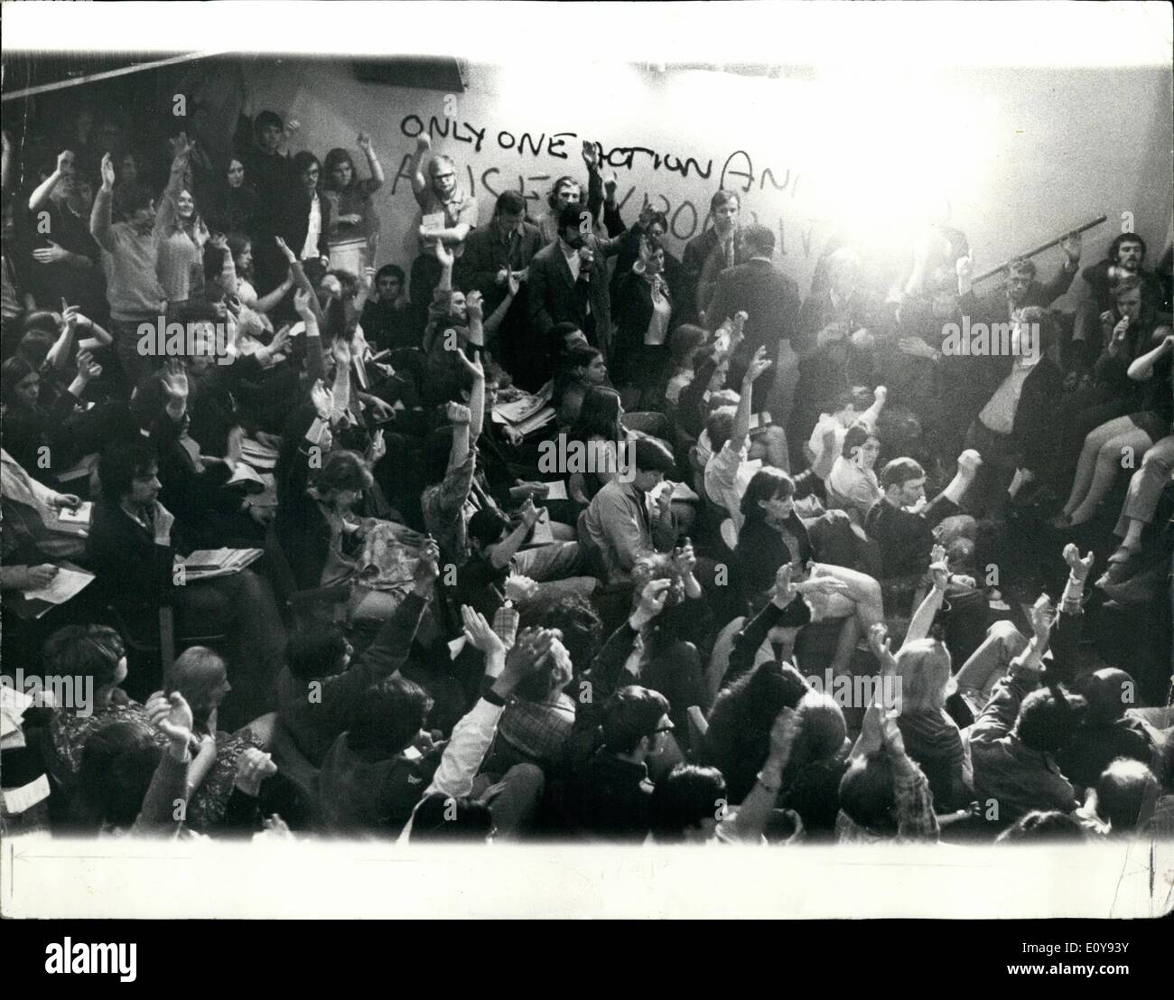 5. Mai 1969 - rufen LONDON SCHOOL OF ECONOMICS-Studenten Sie 24-Stunden-Streik. Eine eintägige Bildungsstreik und ein Totalverbot für die Eingabe der London School of Economics haben gefordert, für Morgen, wenn die Schulbehörden die Einlieferung ins Gefängnis von drei Studenten für den Schulbetrieb stören bestrebt sein werden. Der Streik wurde bei einem Treffen von mehr als 400 Studenten gestern entschieden. Es wurde kurz nach fünf Studenten, alle Mitglieder der militant Socialist Society, Vorladungen vor Disziplinarausschüssen erscheinen erhalten Stockfoto