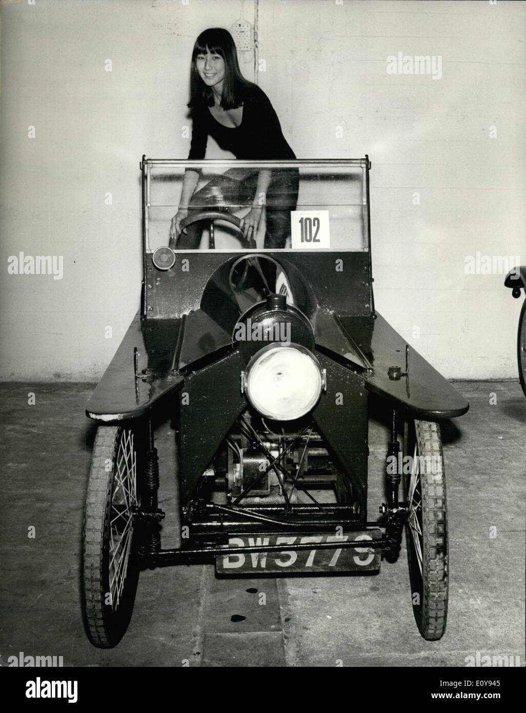 5. Mai 1969 - ist Sotheby, um Veteran Car Verkauf zu halten; Ein einzigartige Rolls-Royce-Roadster speziell für allgemeine Sikoraki - nur '' reinen '' Zweisitzer Rollen je gemacht - unter 82 veteran, Edwardian und Vintage und ehemalige Vibtage Vollblut Autos ist sind versteigerte b y Sotheby's am Donnerstag, 15. Mai im Earls Court. Es gibt auch eine schwarze Limousine, während die Abdankung von König Edward VIII verwendet. Es werden der größte Verkauf von Oldtimern überhaupt in England statt und enthält eine Reihe von herausragenden und historischen Autos Stockfoto