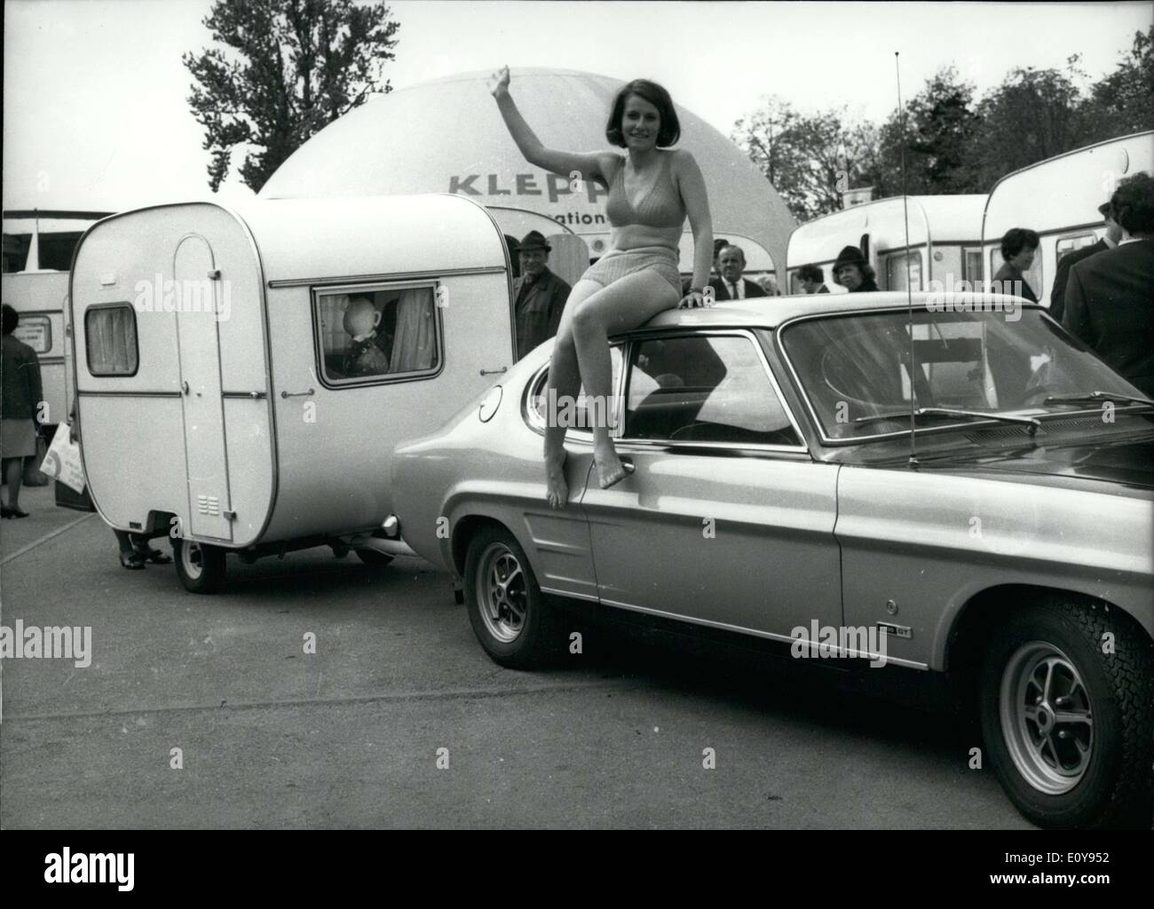 12. Mai 1969 - Camper war ein beliebter Kauf für die Öffentlichkeit geworden, und eine Ausstellung mit dem Titel '' Freizeit-Sport-Camping,'' auf Theresienhoehe in München, zeigte einige von ihnen. Hier abgebildet ist das kleinste Wohnmobil der Welt, bei einem Gewicht von 400kg. Stockfoto