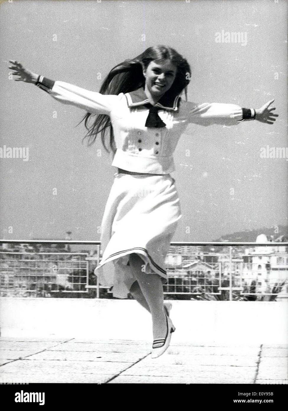 13. Mai 1969 - Marie De Geer, springen auf den Strand von Cannes, wo sie für die Präsentation ihrer movy '' Probleme der Adalen'', von Bowiderberg kam. Sie ist 18 Jahre alt. Stockfoto