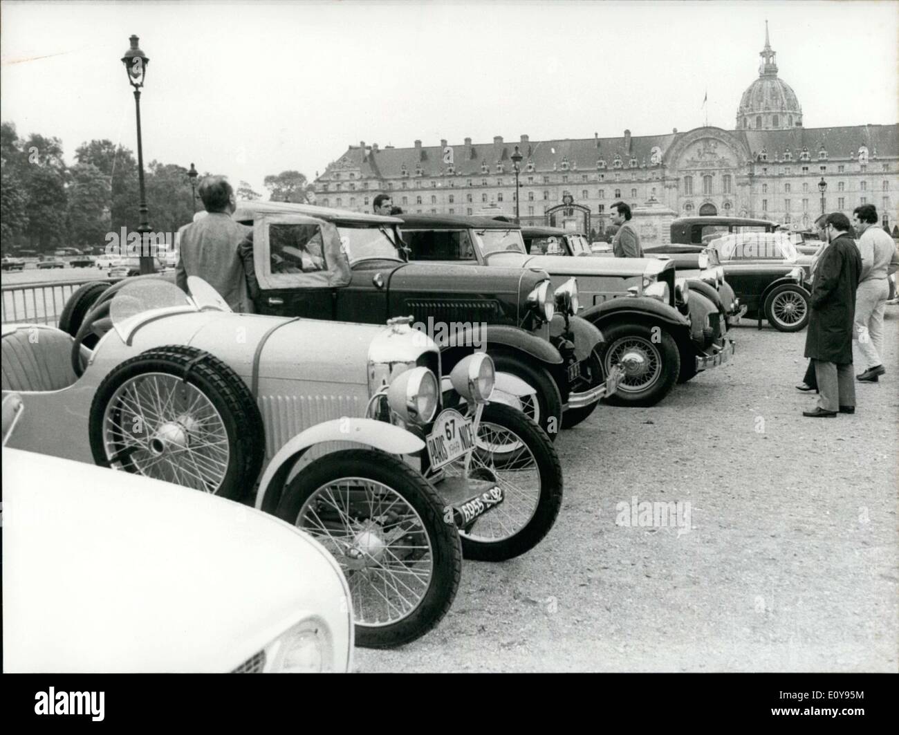 14. Mai 1969 - Morgen 100 alte Autos mit renommierten Marken verlassen Paris Nizza: Bugatti, Rolls-Royce, Talbots Delages. Vor dem Grand Prix von Monaco werden die Autos auf der Rennstrecke gehen. Das Rennen wurde von der Auto-Club organisiert. Stockfoto