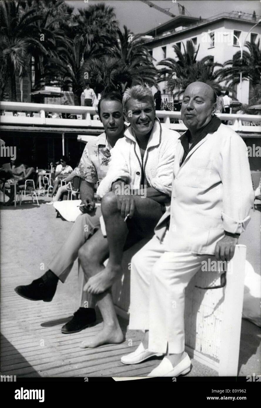 16. Mai 1969 - das Festival in Cannes werden eine Routine für das, aber sie nicht zu müde von der Sonne oder der Masse. Roland Lesafre, Jean Marais und Marcel Carne sind von links nach rechts abgebildet. Stockfoto