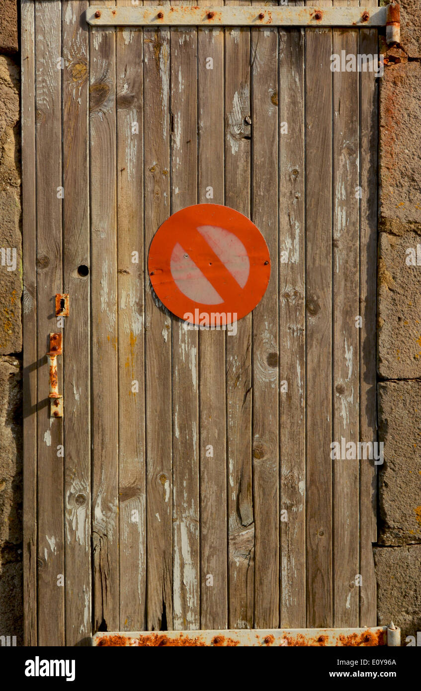 Kein Parkplatz auf eine Holztür. Stockfoto