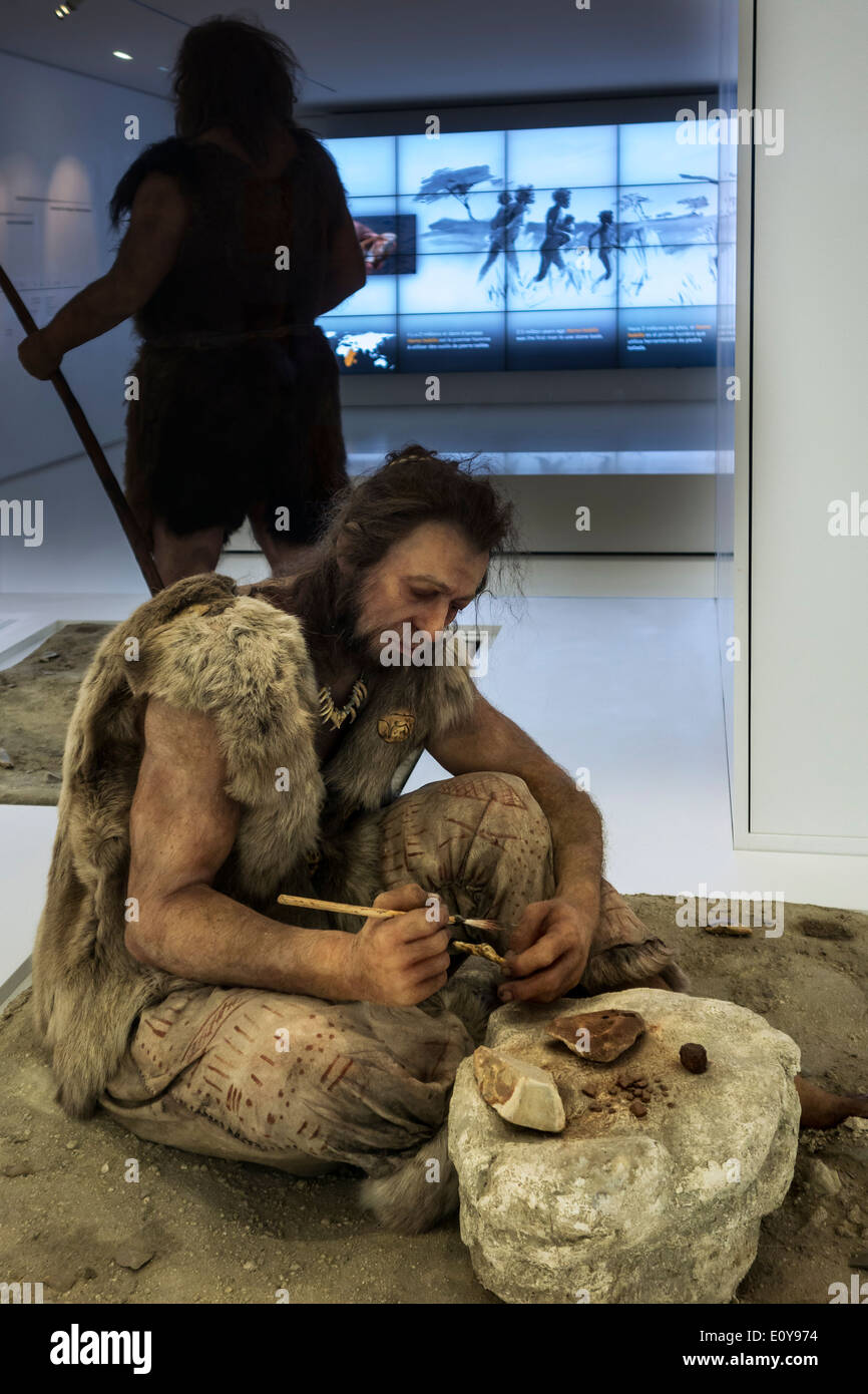 Cro-Magnon-Mensch arbeiten mit Steinwerkzeugen am Pôle International De La Préhistoire, Les Eyzies-de-Tayac, Dordogne, Frankreich Stockfoto