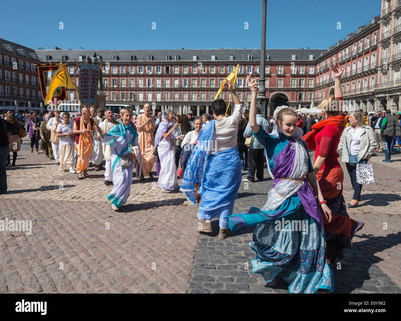Eine Gruppe von Hare-Krishna-Anhänger durchlaufen die Plaza Mayor im Zentrum von Madrid, Spanien Stockfoto