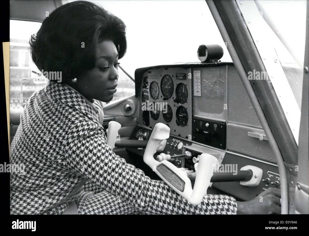 27. August 1969 - fliegt Felicia Weathers, berühmte Opernsängerin Solo. Sie verabschiedete sich von ihrem Fluglehrer als sie kletterte Stockfoto