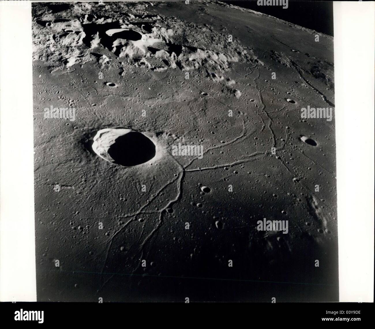 30. Mai 1969 - The Moon Gelände wie die Apollo 10 Astronauten zu sehen: ein Apollo 10 nordwestliche Schrägansicht des Triesneckers Crater, zentriert in der Nähe von 3,6 Grad östlicher Länge und 4 Grad nördlicher Breite (Hold Bild mit Himmel oben rechts). Diese Aufnahme am Command and Servicemodule zeigt Geländeeigenschaften typische des nordöstlichen Central Bay und dem Hochland entlang dem nördlichen Rand des Central Bay. Über das Hochland erstreckt sich die glatte Boden der See Dämpfe fast bis zum Horizont rund 600 Kilometer (375 Statue Meilen) von der Raumsonde Stockfoto
