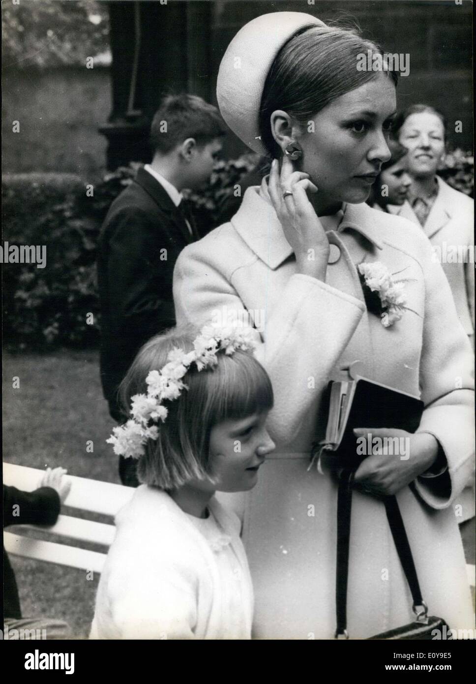 2. Juni 1969 - Prinzessin Astrid & Mutter Prinzessin Paola nach 1. Kommunion APRESS.com Stockfoto