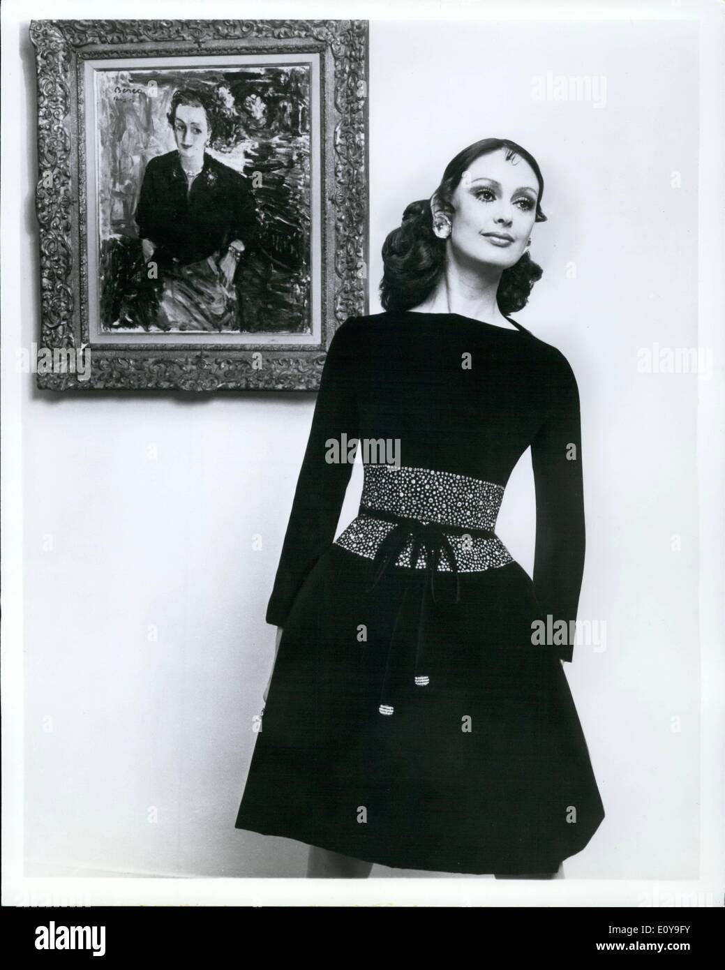 6. Juni 1969 - ist die Taille in diesem schwarzen Samt Kleid von 69 Pattullo-Jo Copeland Herbstkollektion angestrahlt. Satz Stockfoto