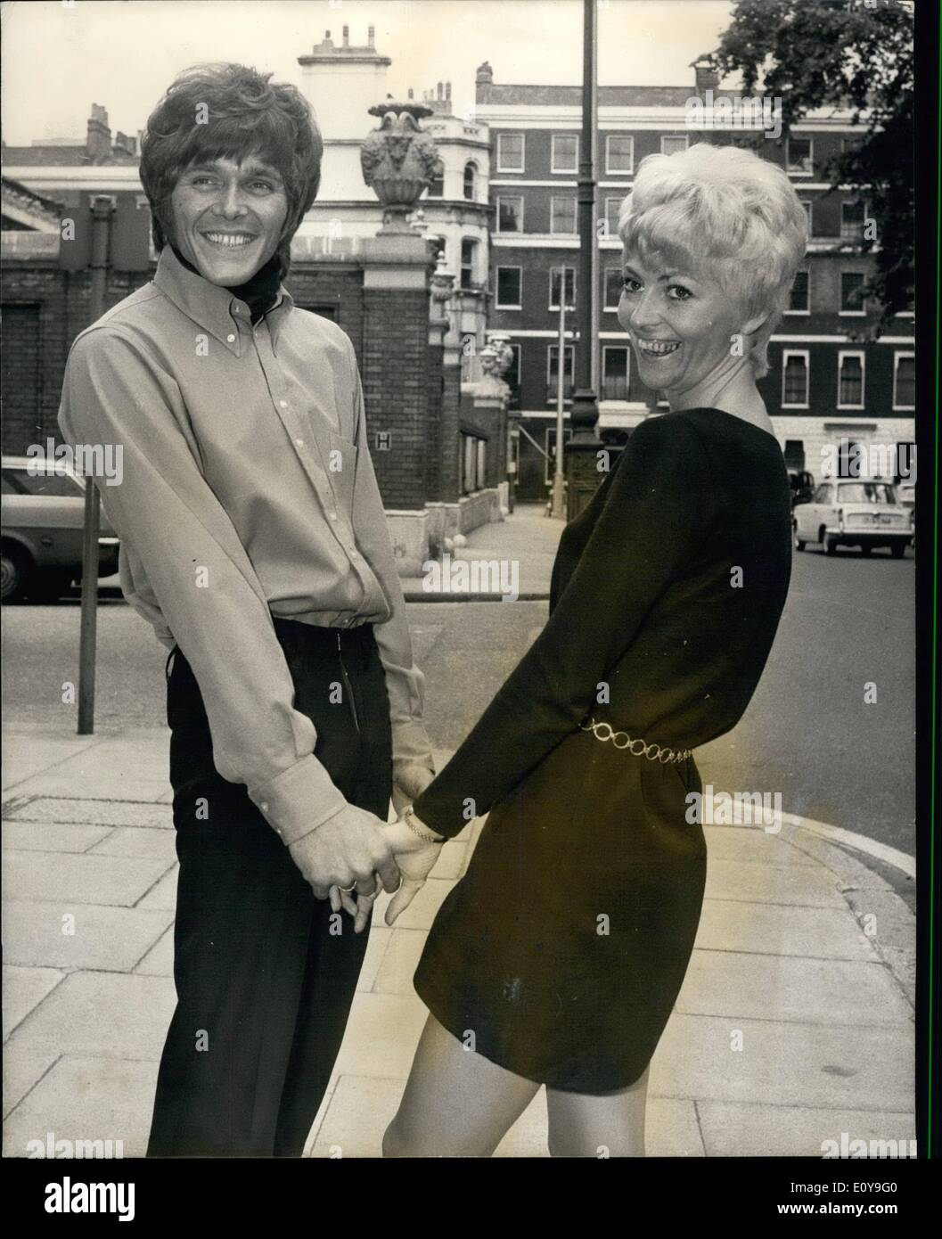 6. Juni 1969 - Billy Fury and His Wife von ein paar Wochen besuchen Rezeption um seine neue CD starten: Pop Sänger Billy Fury war begleitet von seiner Frau, Ex-Model Mode model Judith Hall, als er vor kurzem heiratete wann besuchte '' ich fordere meine Rose'', einem Empfang im E.M.I. Büros, seine neue CD zu starten, erscheint am 4. Juli. Das Paar bin gerade von einem Majerca Hochzeitsreise zurückgekehrt. Foto zeigt einher, dass Billy Fury und seine Frau Judith an der heutigen Rezeption abgebildet sind. Stockfoto