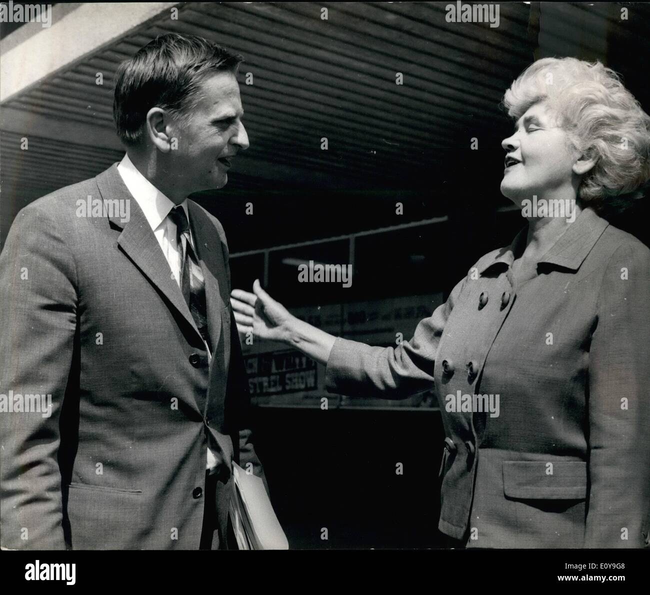 6. Juni 1969 - der alle drei Jahre stattfindenden Kongress der Sozialistischen Internationale Eastbourne.: die schwedische Ministerin für Bildung Herr Olof Paime gesehen zu Miss Jenny Lee spricht der Minister für die Künste während eines Mittagessens brechen während der heutigen Sitzung. Stockfoto