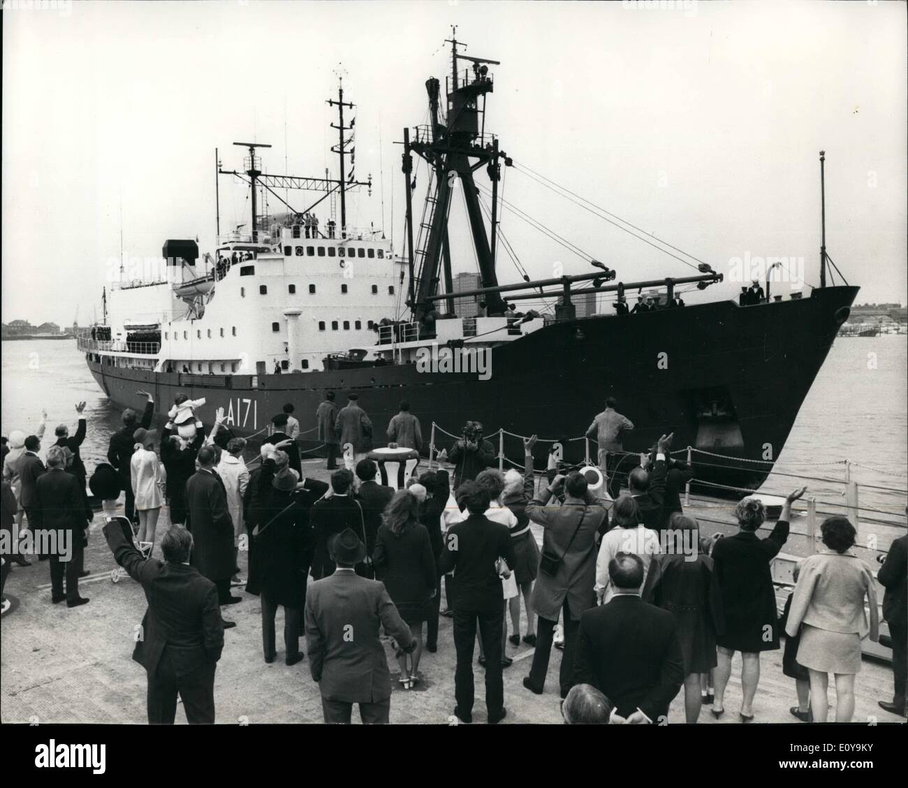 6. Juni 1969 - Helden von The British Trans-Artic Expedition kommen zurück an Portsmouth: The Royal Navy Eis Patrouillenschiff, HMS Endurance, mit der britischen Trans-Artic Expedition an Bord heute nach Portsmouth zurück. Das Schiff zwei Hubschrauber hob die Expedition, Läden und Hunde Ausdauer in der Nähe von Spitzbergen am vergangenen Mittwoch an der d ihrer historischen 3.800-Meile Reise auf dem Landweg über den Nordpol nach Abschluss eines der härtesten Fests der menschlichen Belastbarkeit. Die Wanderung dauerte 478 Tage Stockfoto
