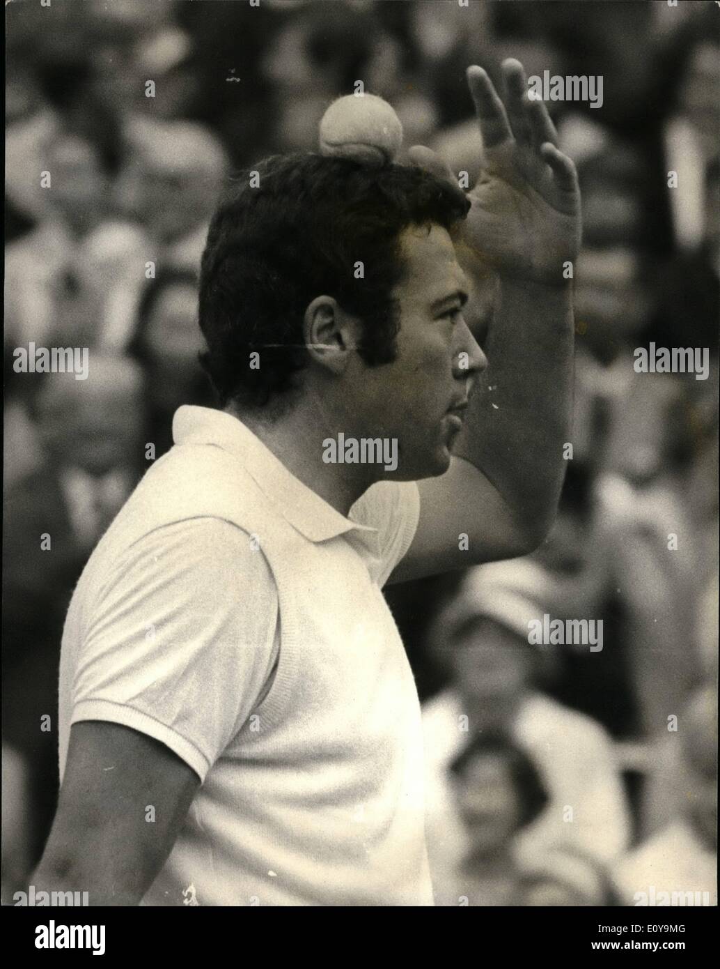 6. Juni 1969 - legte The Open Wimbledon Meisterschaft erste Tag R.Laver V Peitrangeli:Photo zeigt N.Pietrangeli Italien die Ball-o Stockfoto