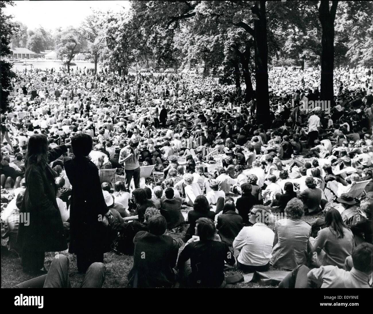 6. Juni 1969 - 70.000 Pop-Fans treffen sich im Hyde Park: gestern mehr als 70.000 Pop-Fans genossen die Sonne während des Wartens auf Anx Open-Air-Konzert an den Ufern der Serpentine im Hyde Park. Foto zeigt einen allgemeinen Überblick über die vielen Pop-Fans, die gestern für das Pop-Konzert im Hyde Park waren. Stockfoto